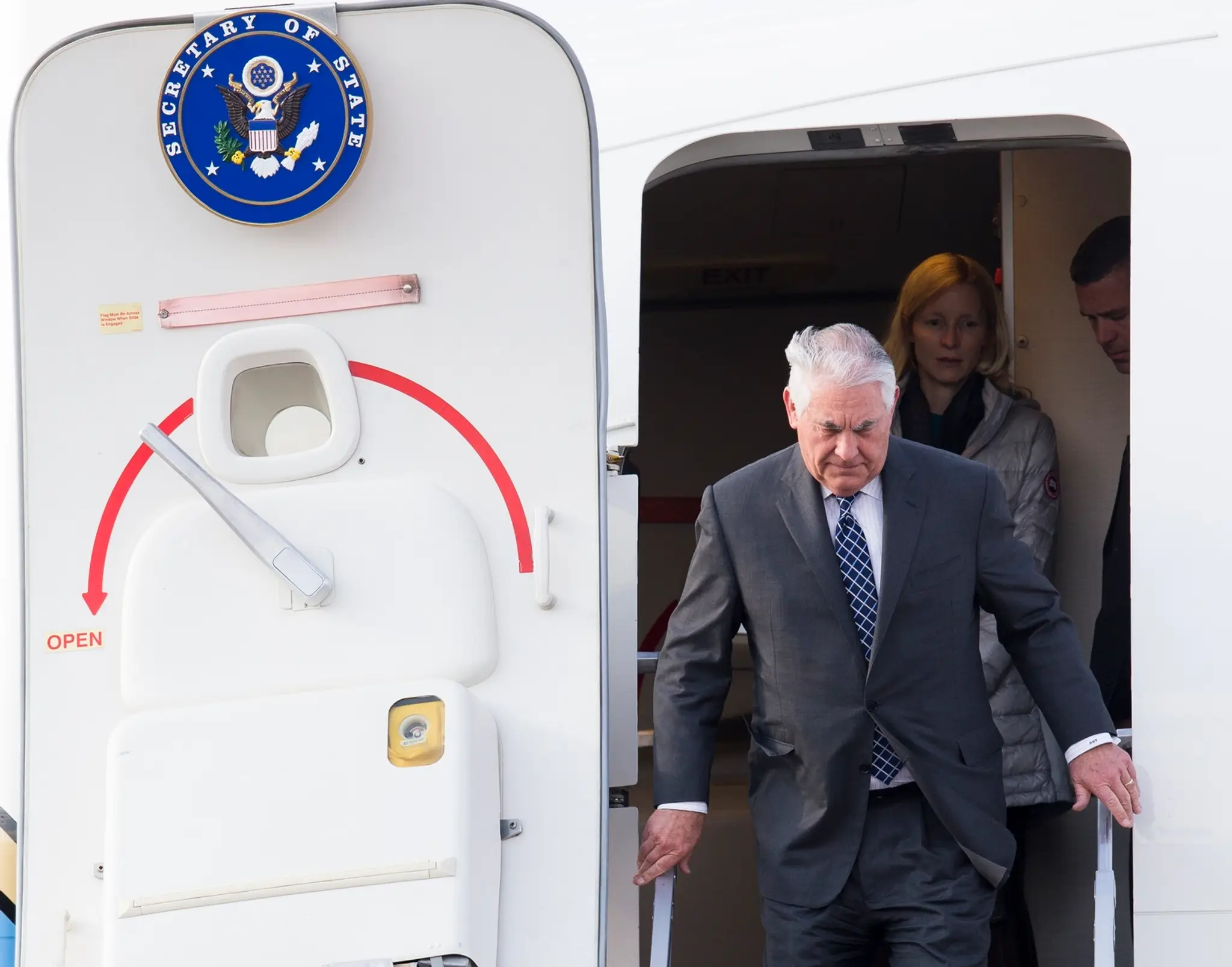 Americký minister zahraničných vecí Rex Tillerson vystupuje z lietadla.