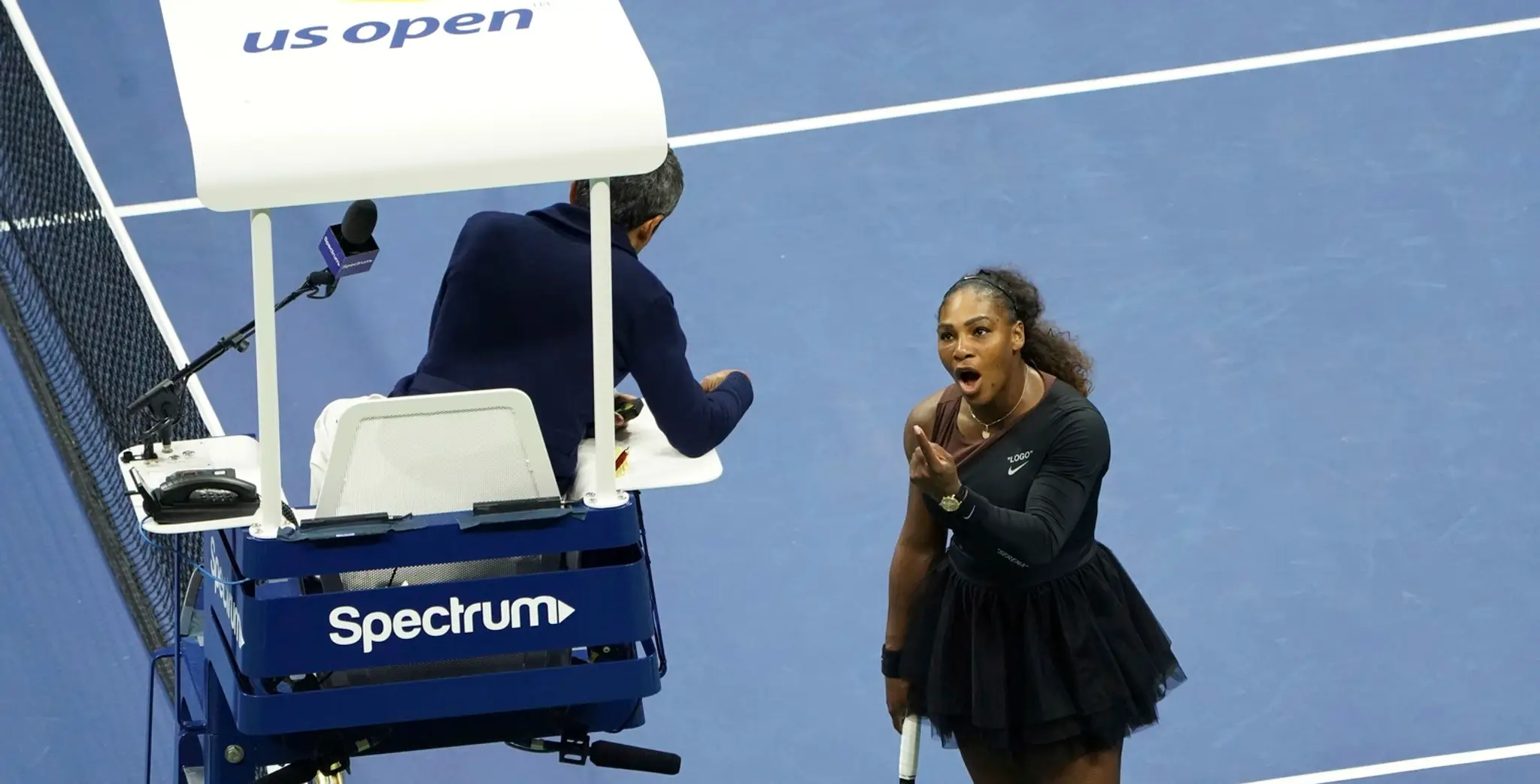 Serena Williamsová sa háda s rozhodcom.