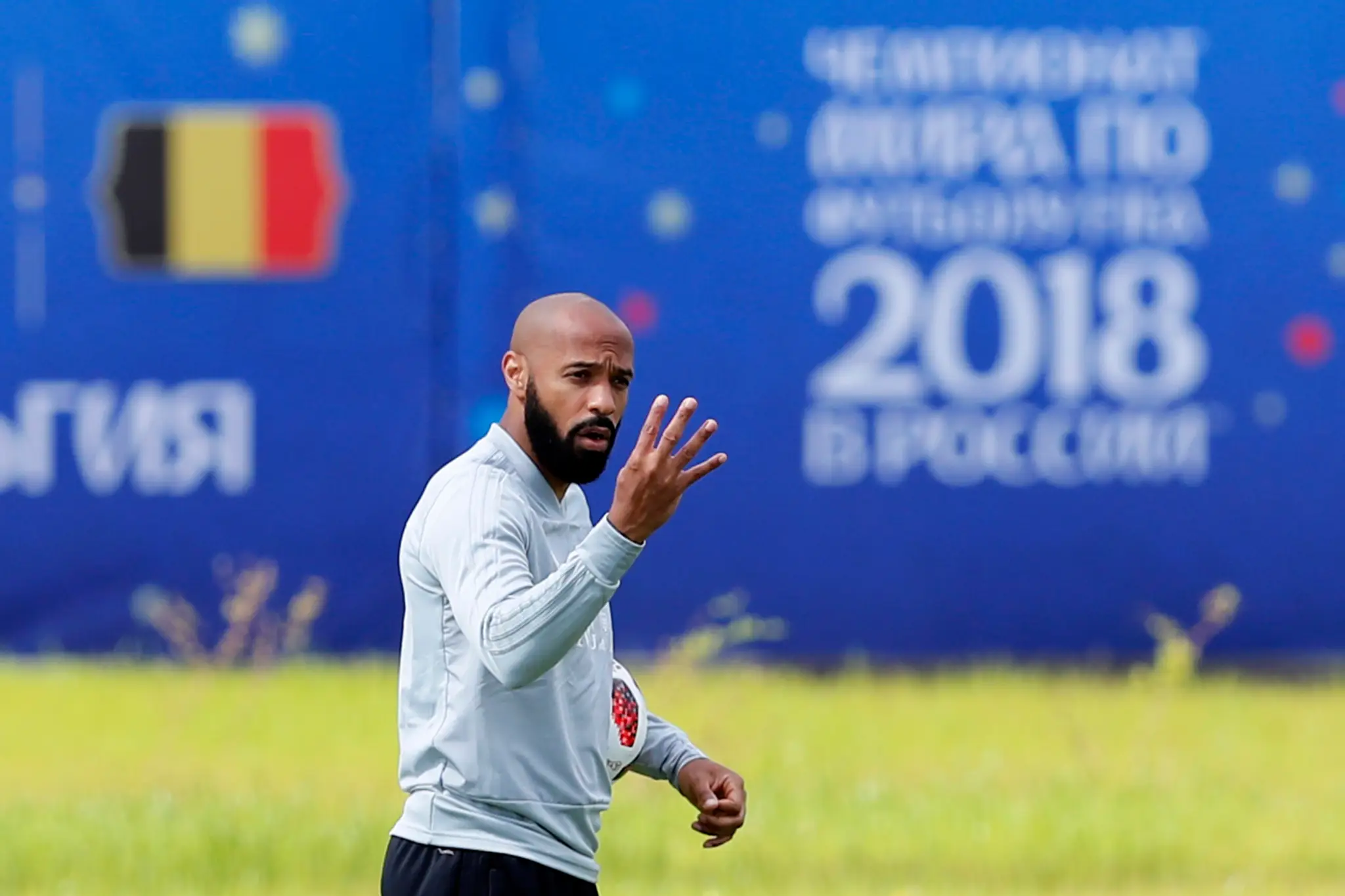 Asistent trénera Belgicka Thierry Henry pred duelom na MS 2018 proti Brazílii.