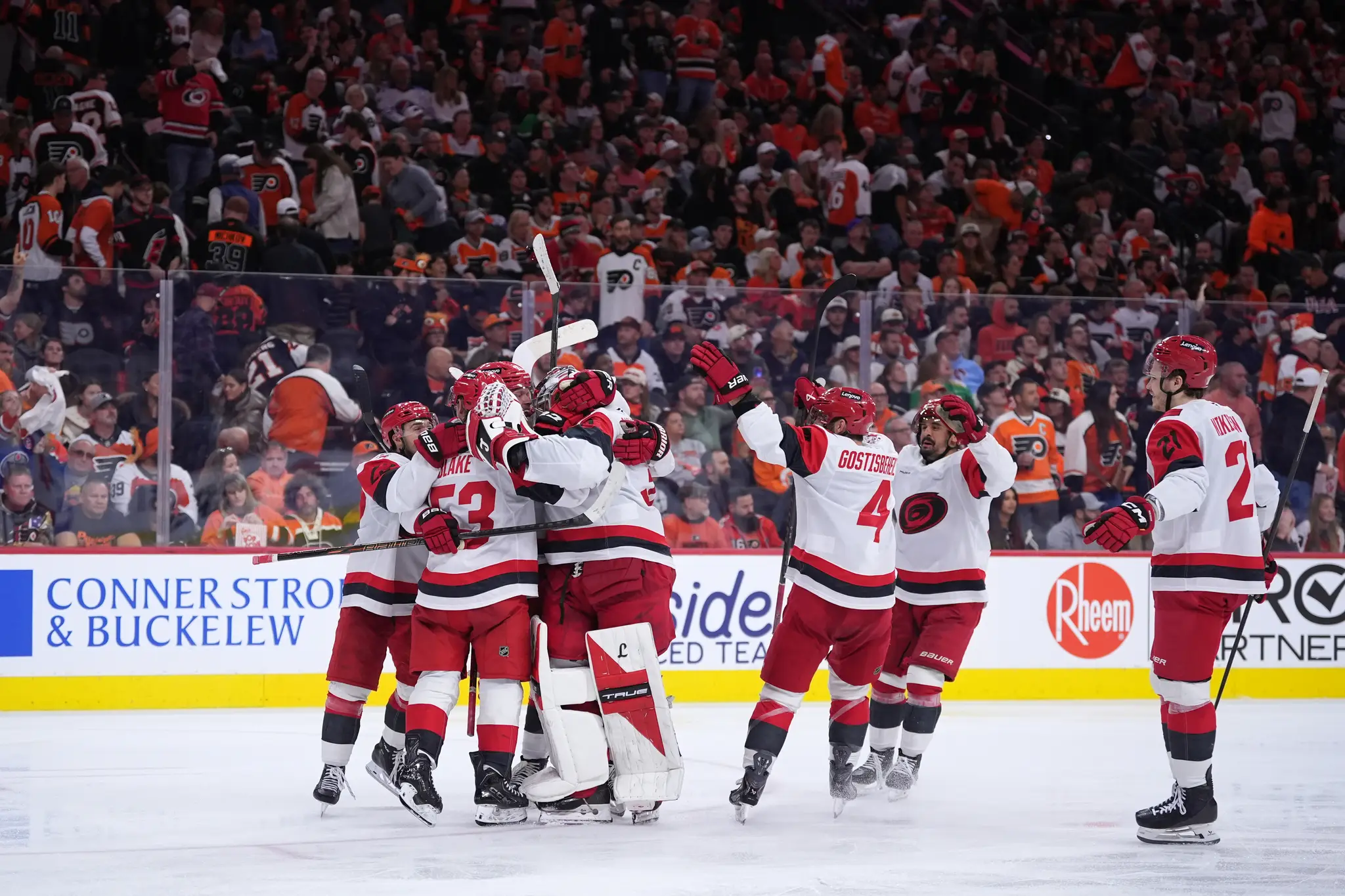 Hokejisti Caroliny Hurricanes oslavujú postup.