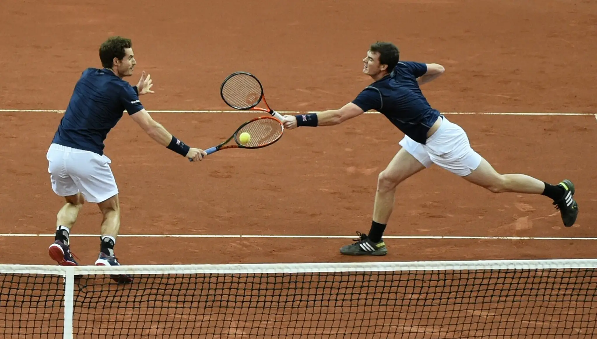 Britskí bratia Andy Murray (vľavo), Jamie Murray vracajú loptičku belgickému páru Steve Darcis, David Goffin vo štvorhre finále 