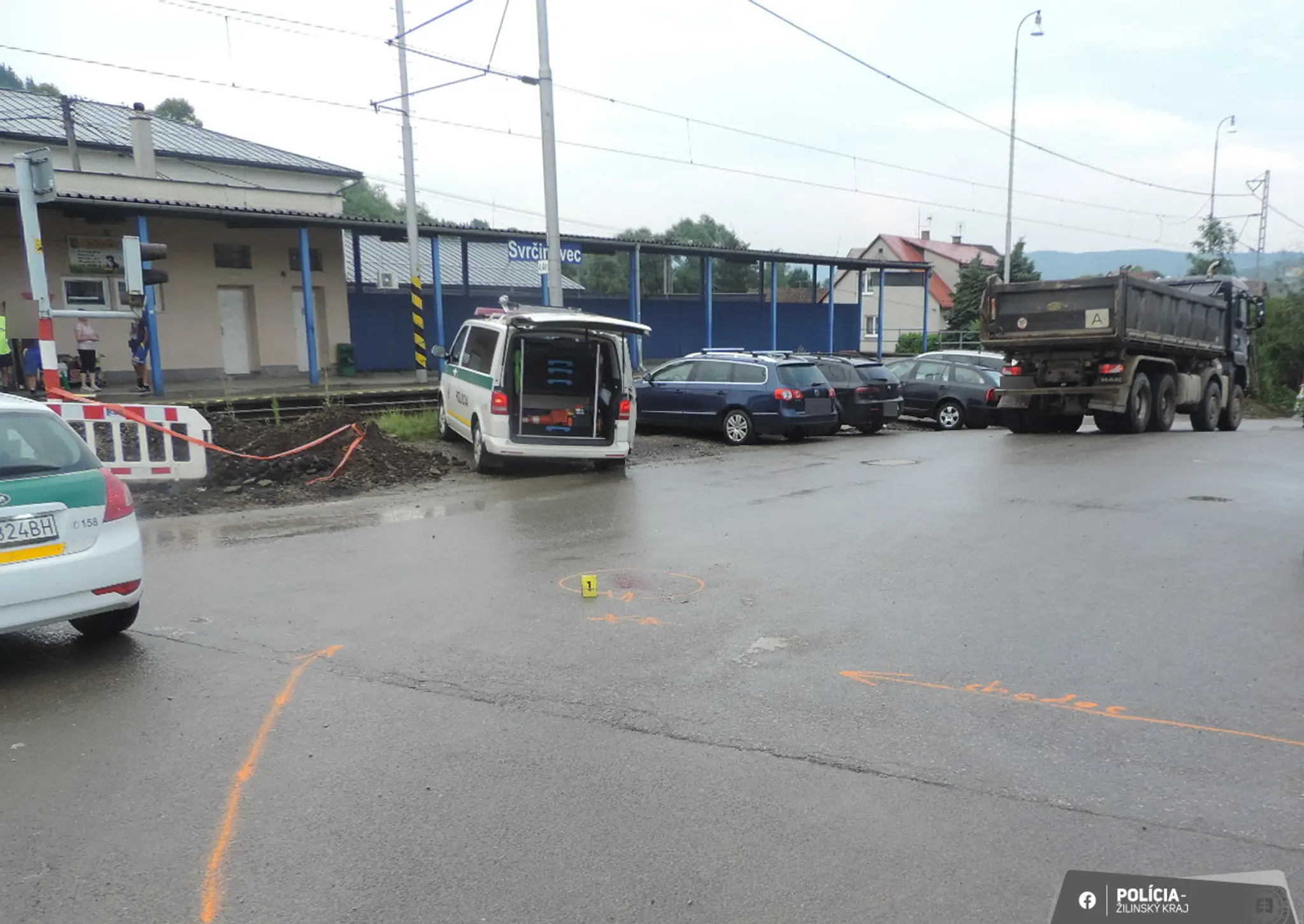 Nákladné auto zrazilo vo Svrčinovci chlapca.