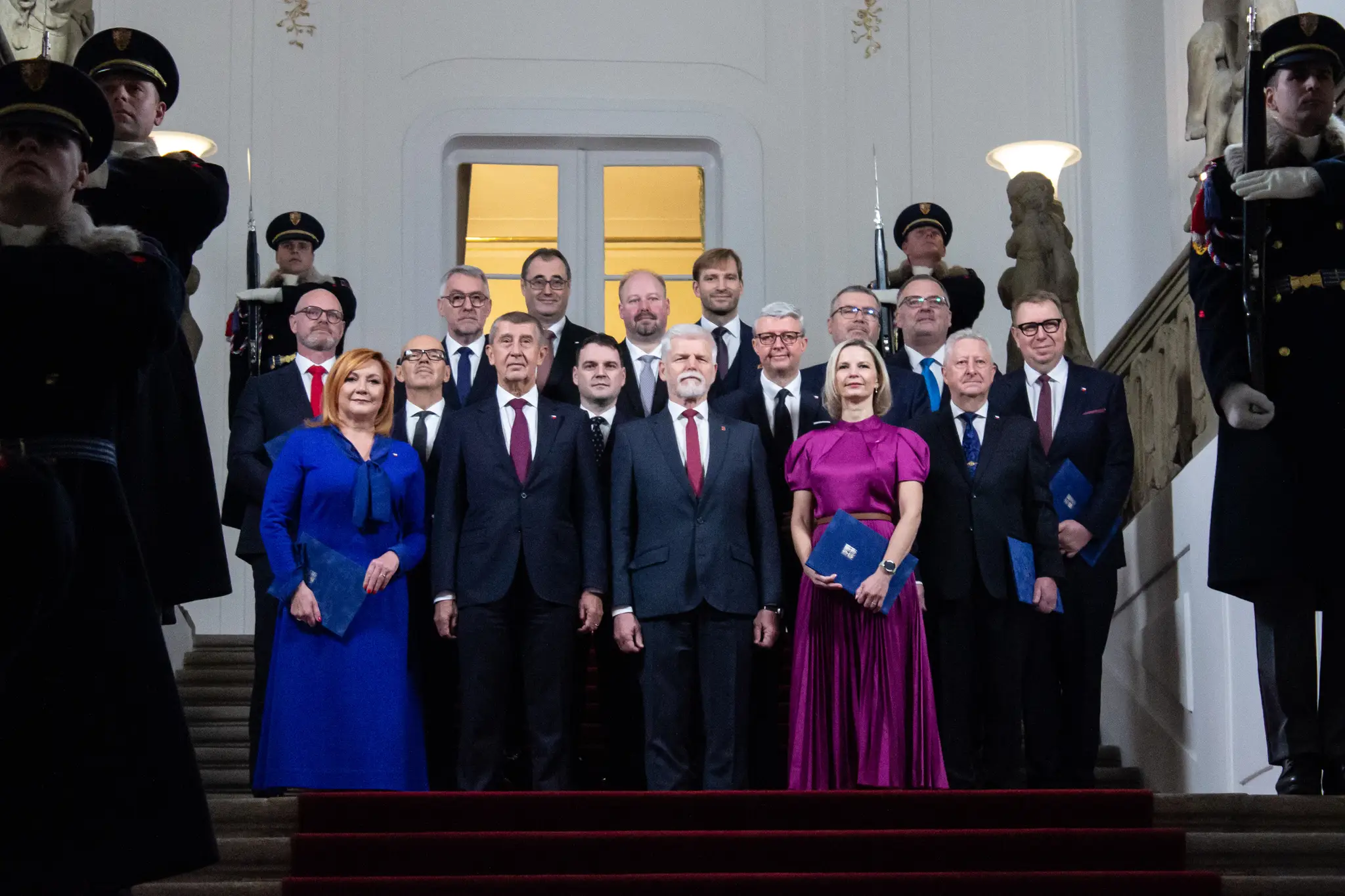 FOTO: Fiala odovzdal Babišovi úrad. Kto si sadá na ministerské stoličky?