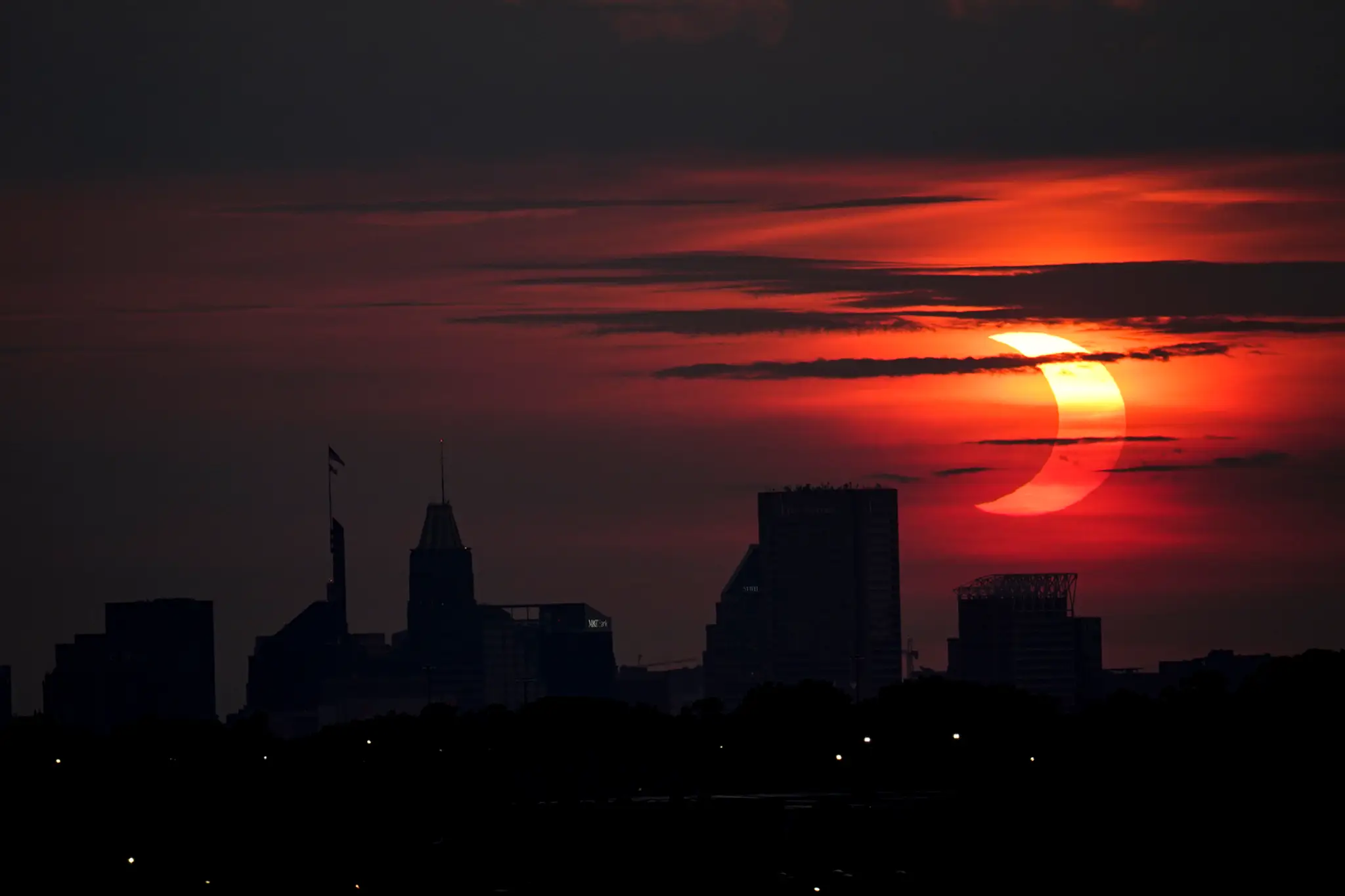 Zatmenie Slnka nad mestom Baltimore. 
