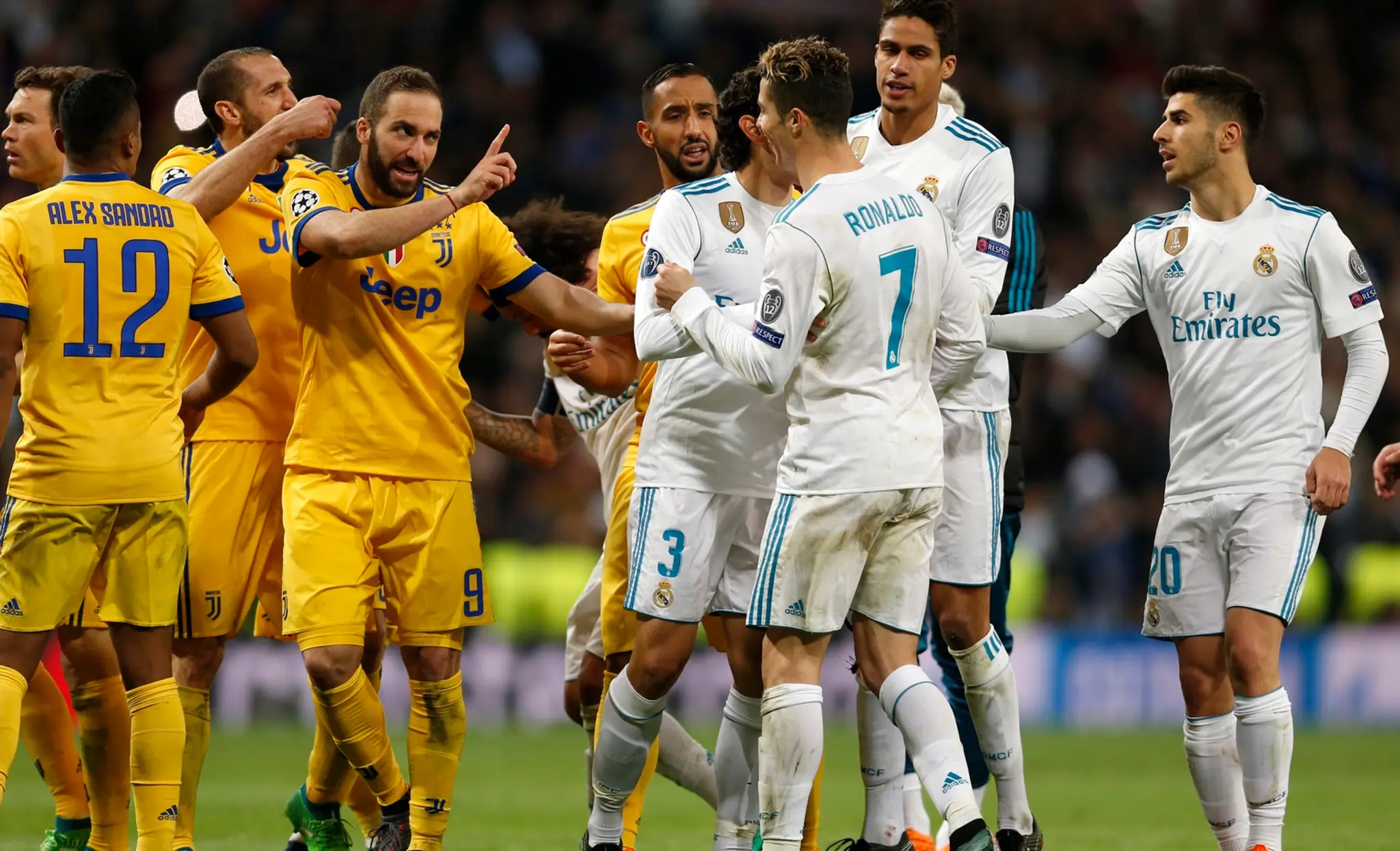 Cristiano Ronaldo sa háda s Gonzalom Higuainom.
