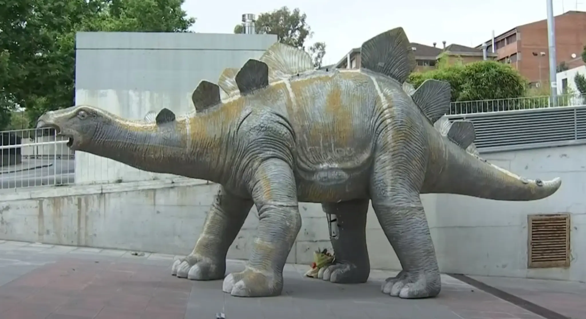 Vo figuríne dinosaura našli mŕtveho muža..jpg