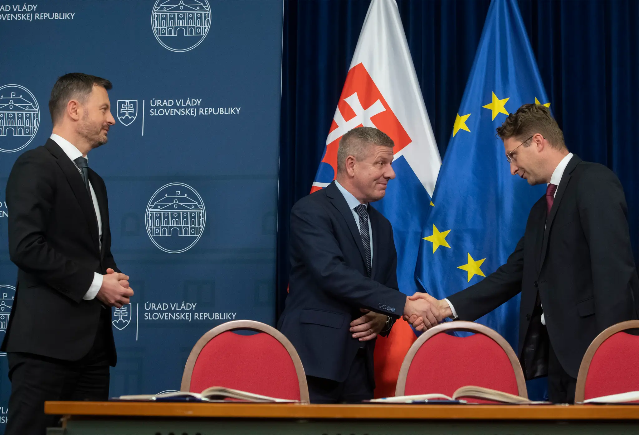 Vláda a lekárski odborári podpísali v stredu na Úrade vlády SR memorandum, ktoré rieši požiadavky lekárov v hromadných výpovediach