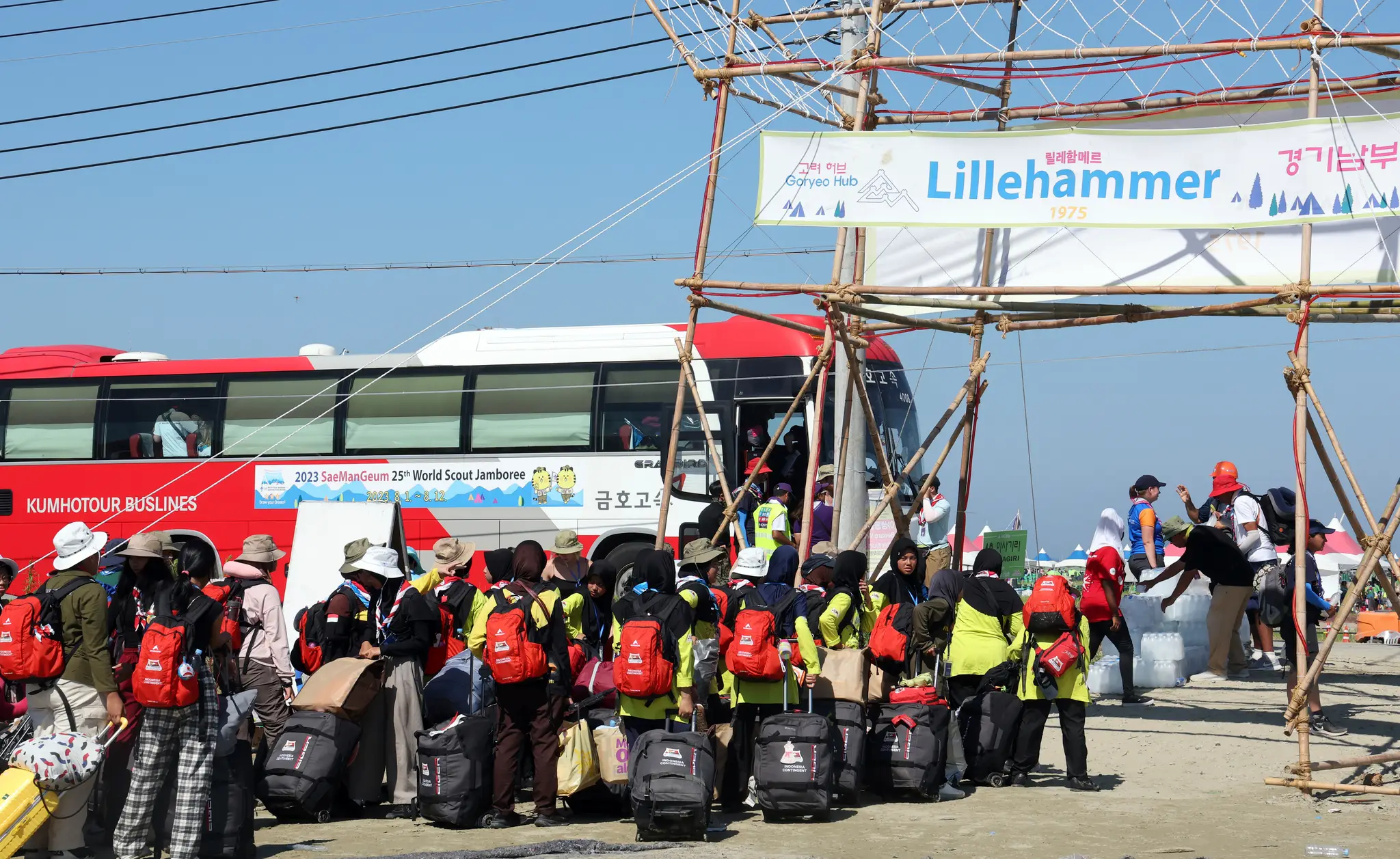 Skauti nastupujú do pripraveného autobusu pred ich odchodom zo Svetového skautského tábora Jamboree.