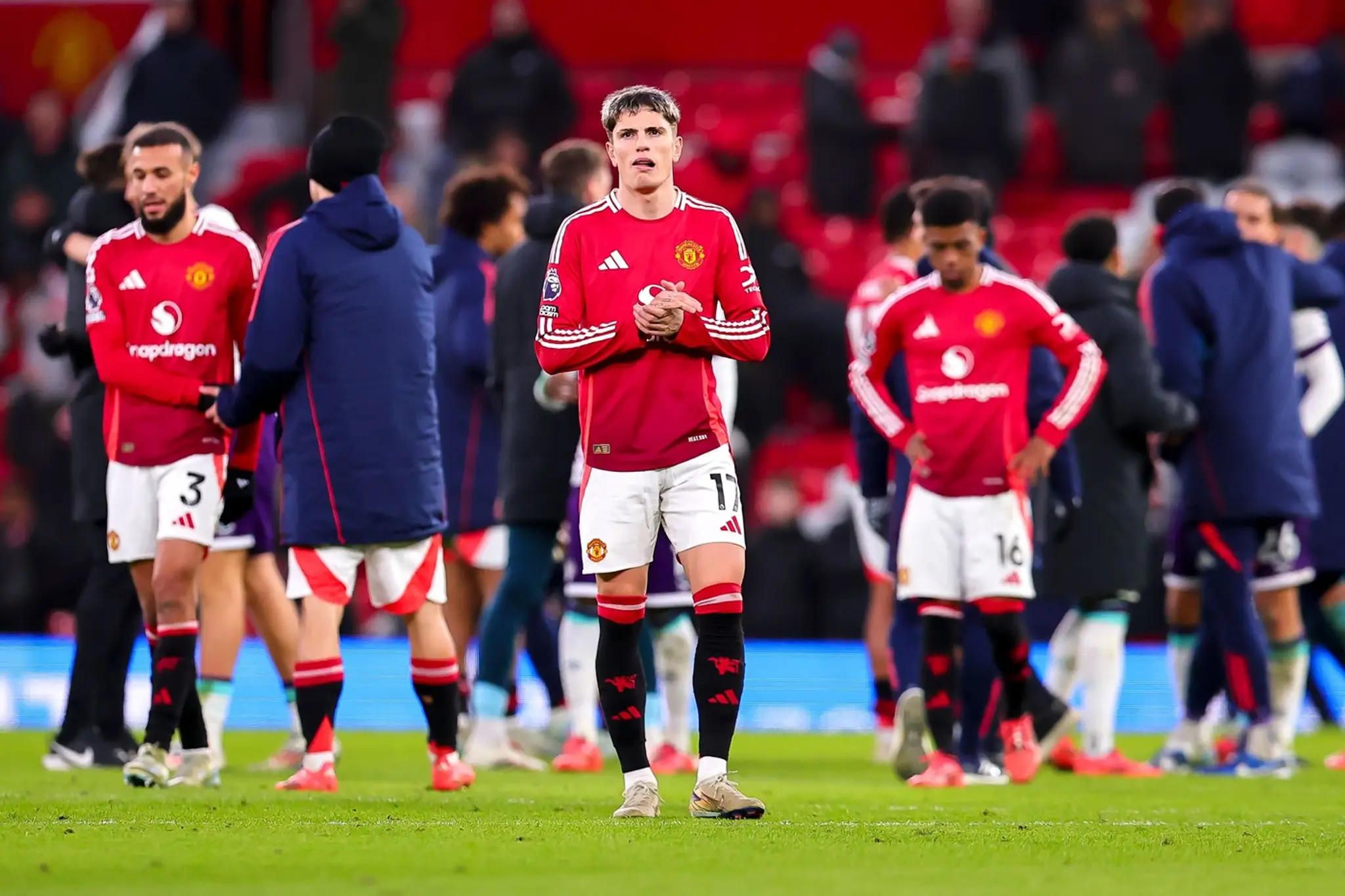 Hráči Manchestru United po prehre na domácom štadióne Old Trafford