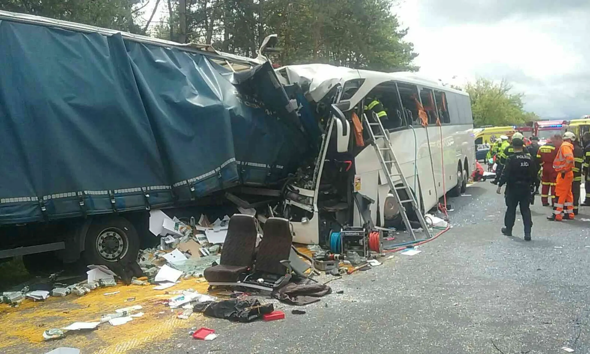 Havarovaný autobus pri Malackách.