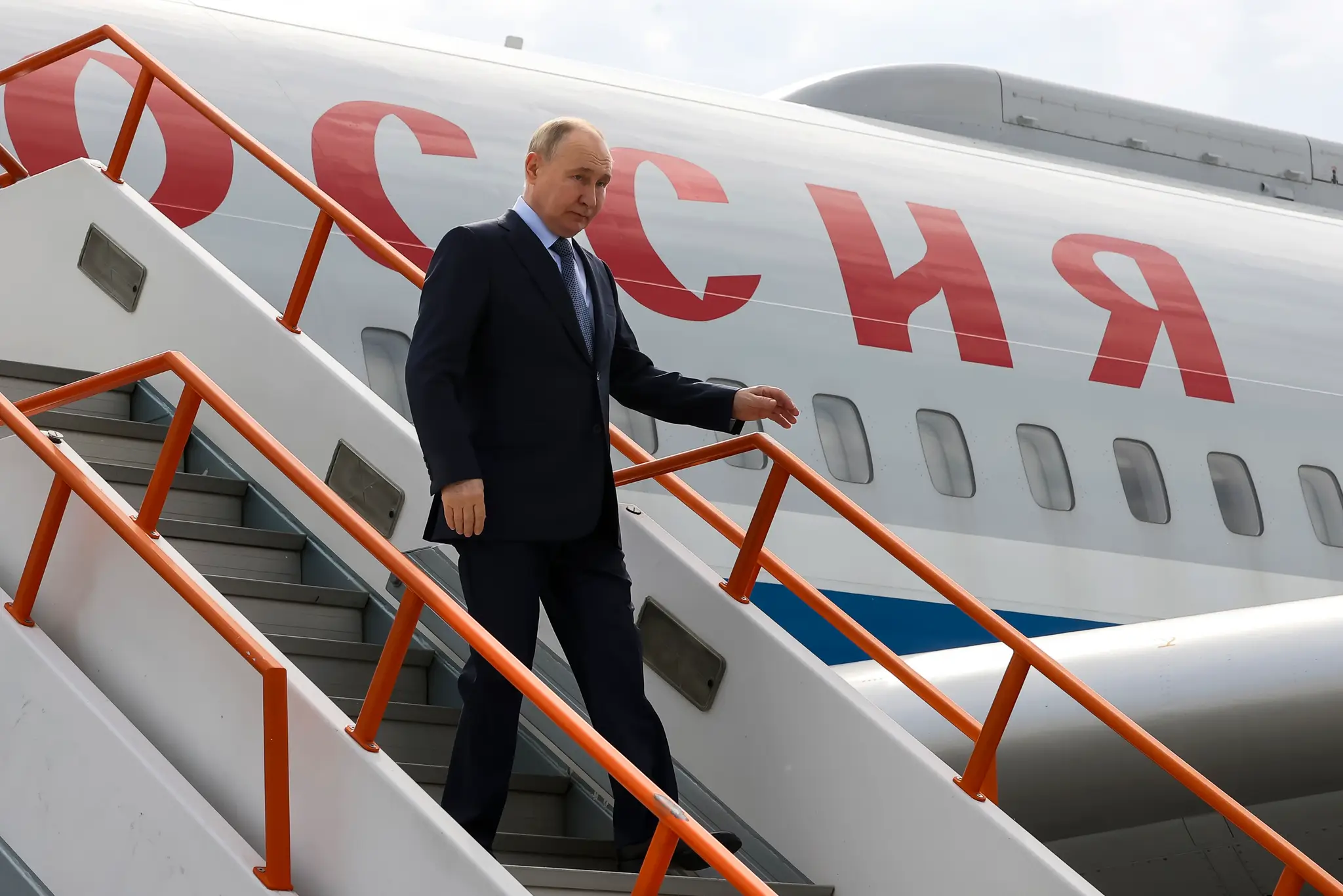 Na snímke ruský prezident Vladimir Putin vystupuje z lietadla.