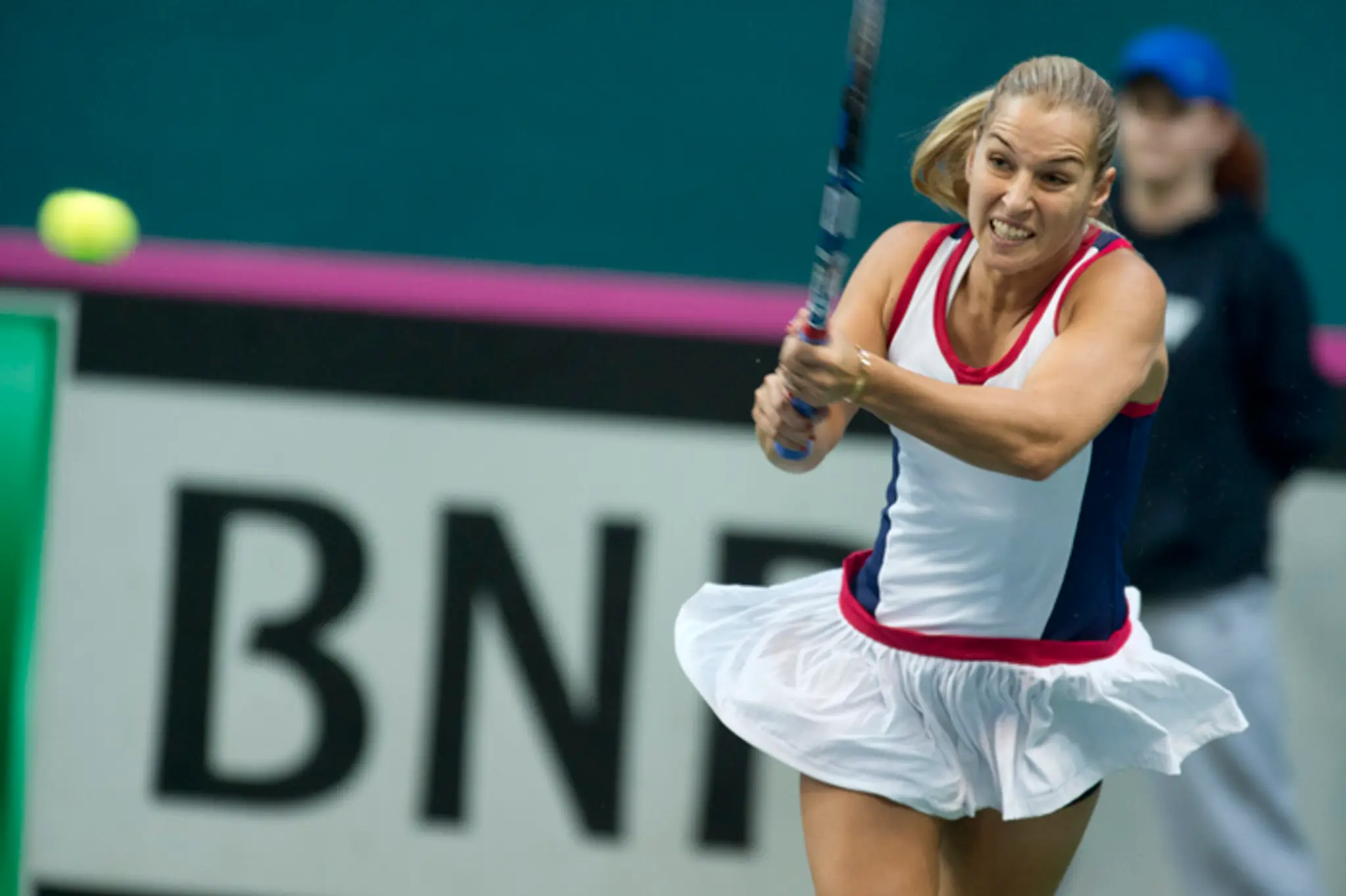 Dominika Cibulková odvracia loptičku Kimberly Birrellovej (Austrália) počas fedupového zápasu.