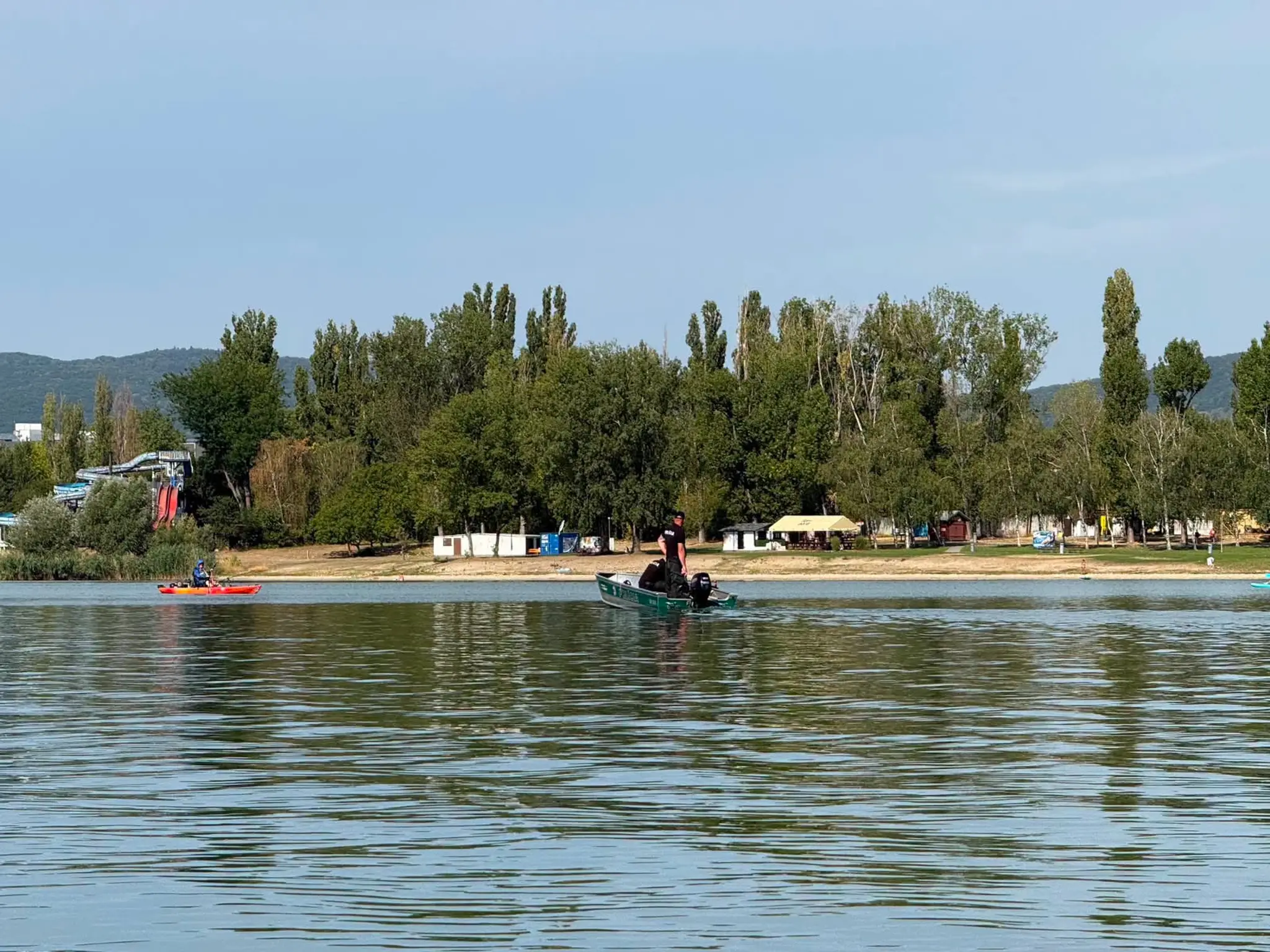 Polícia pátra po mužovi, ktorý sa na Zlatých pieskoch po skoku z paddleboardu do vody už nevynoril.