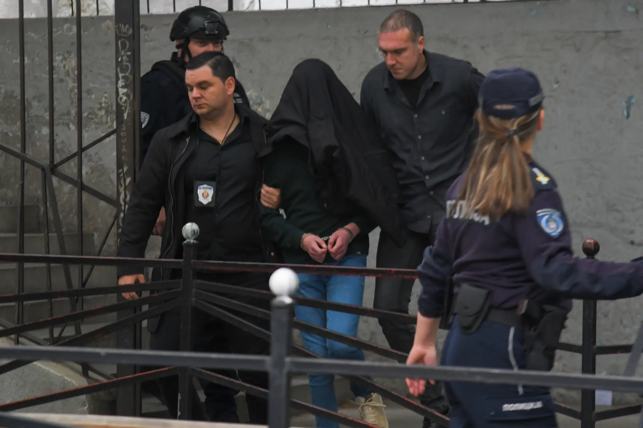 Polícia odvádza strelca, ktorý vraždil na škole v Belehrade.