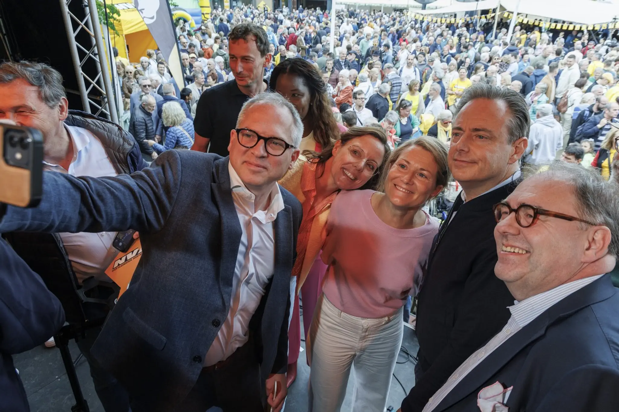 Flámsky premiér Matthias Diependaele a belgický premiér Bart de Wever sa fotia s priaznivcami.