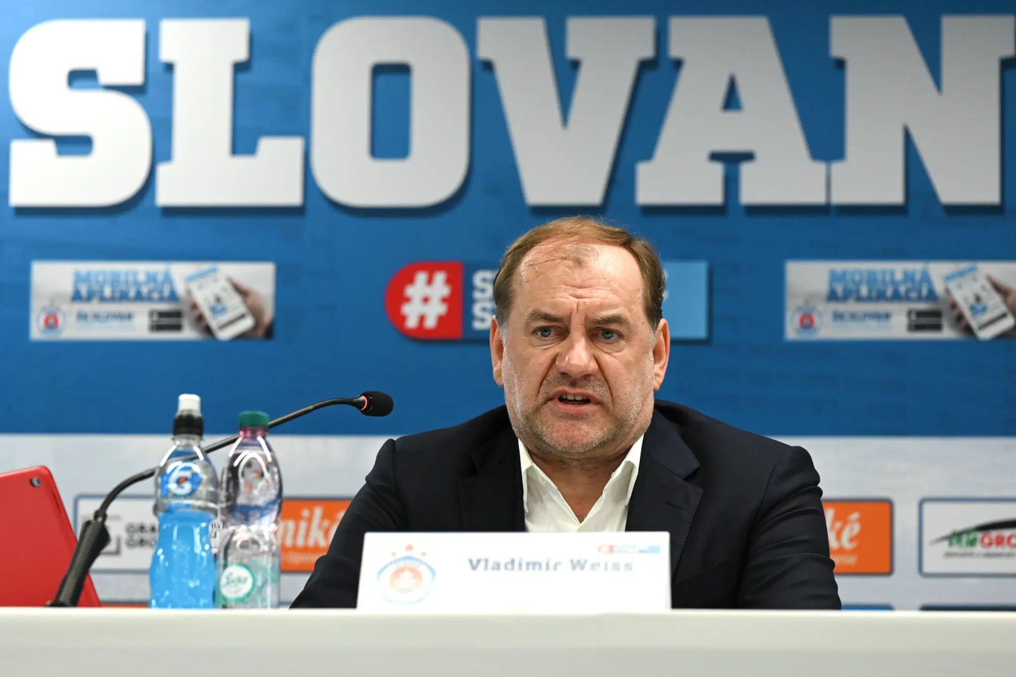 Nový tréner Slovana Bratislava Vladimír Weiss počas tlačovej konferencie.