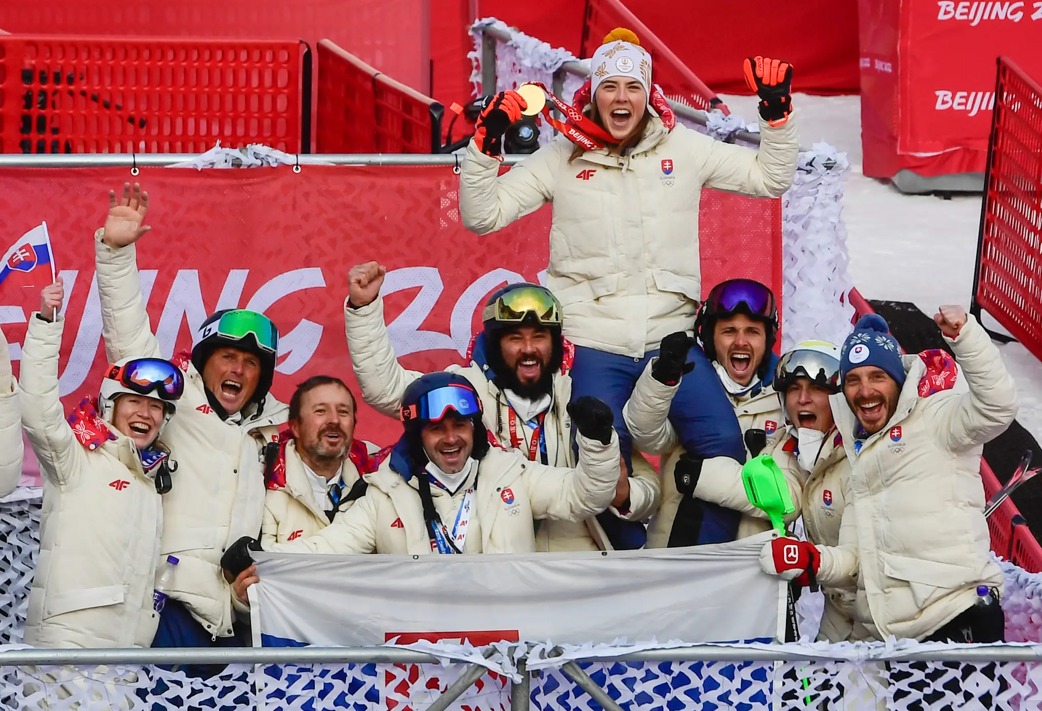Petra Vlhová so svojim tímom.