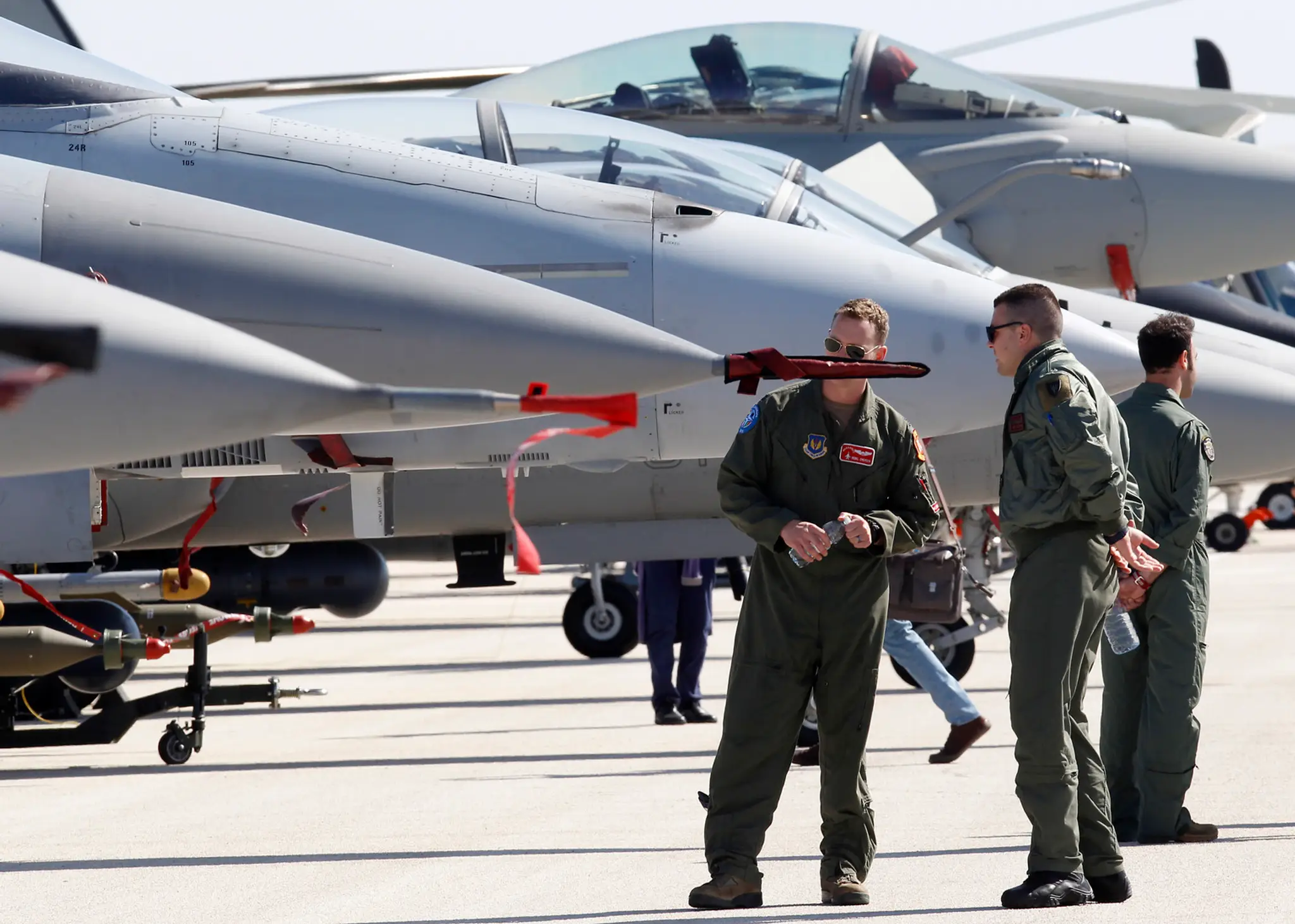 F16 parkujú na dráhe počas vojenského cvičenia NATO.