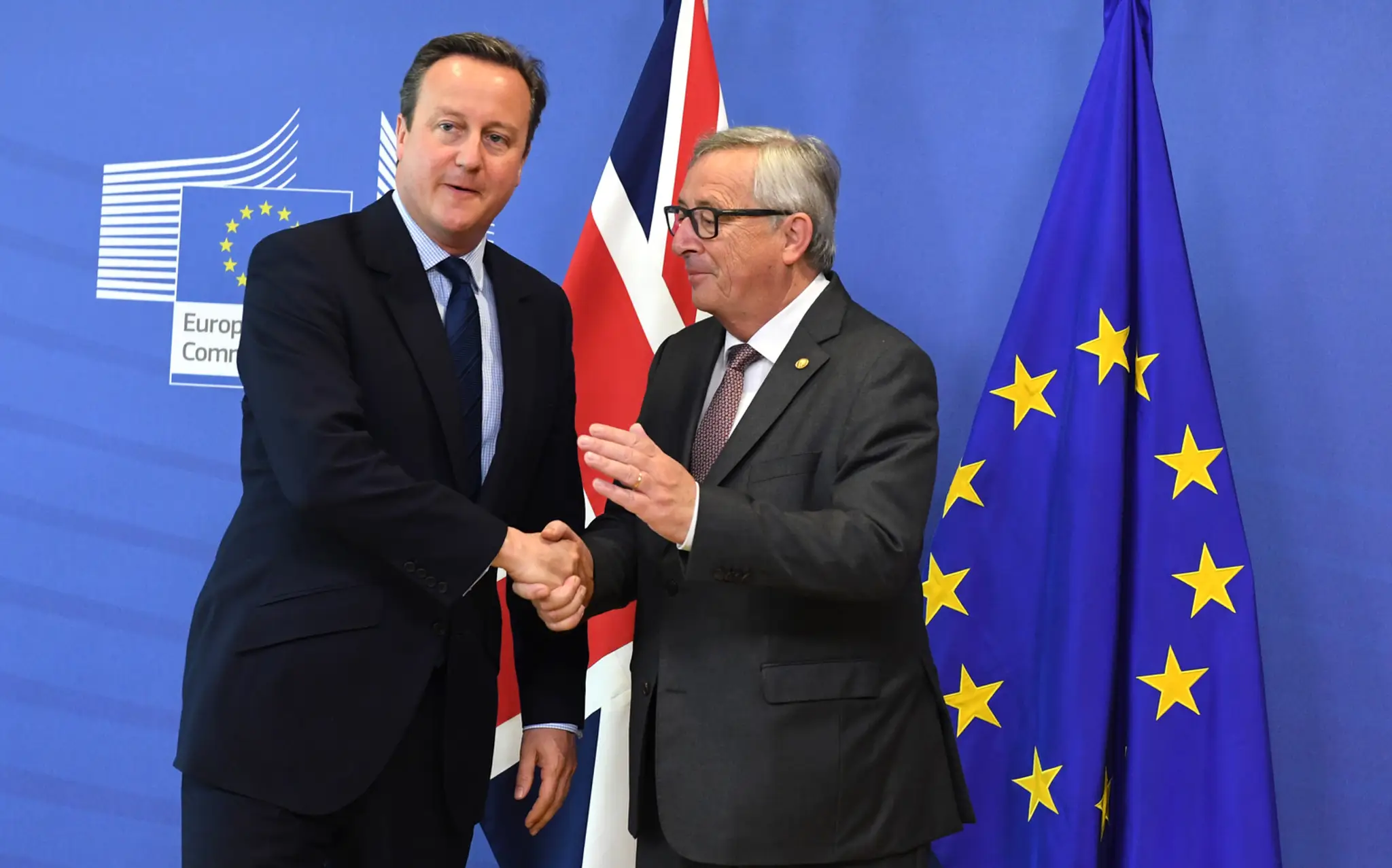 britský premiér David Cameron a vpravo predseda Európskej komisie Jean-Claude Juncker