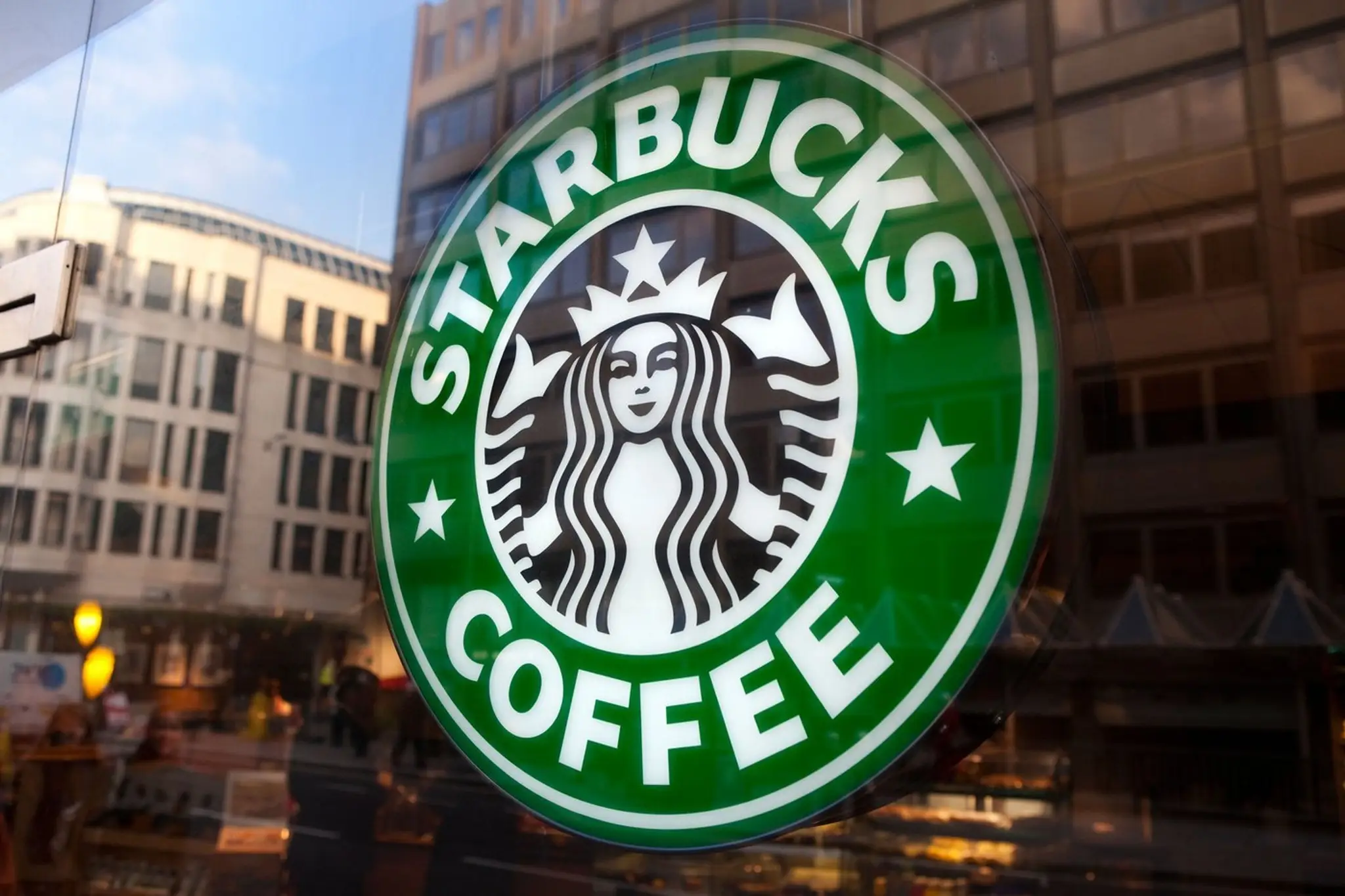 Na snímke je logo Starbuks