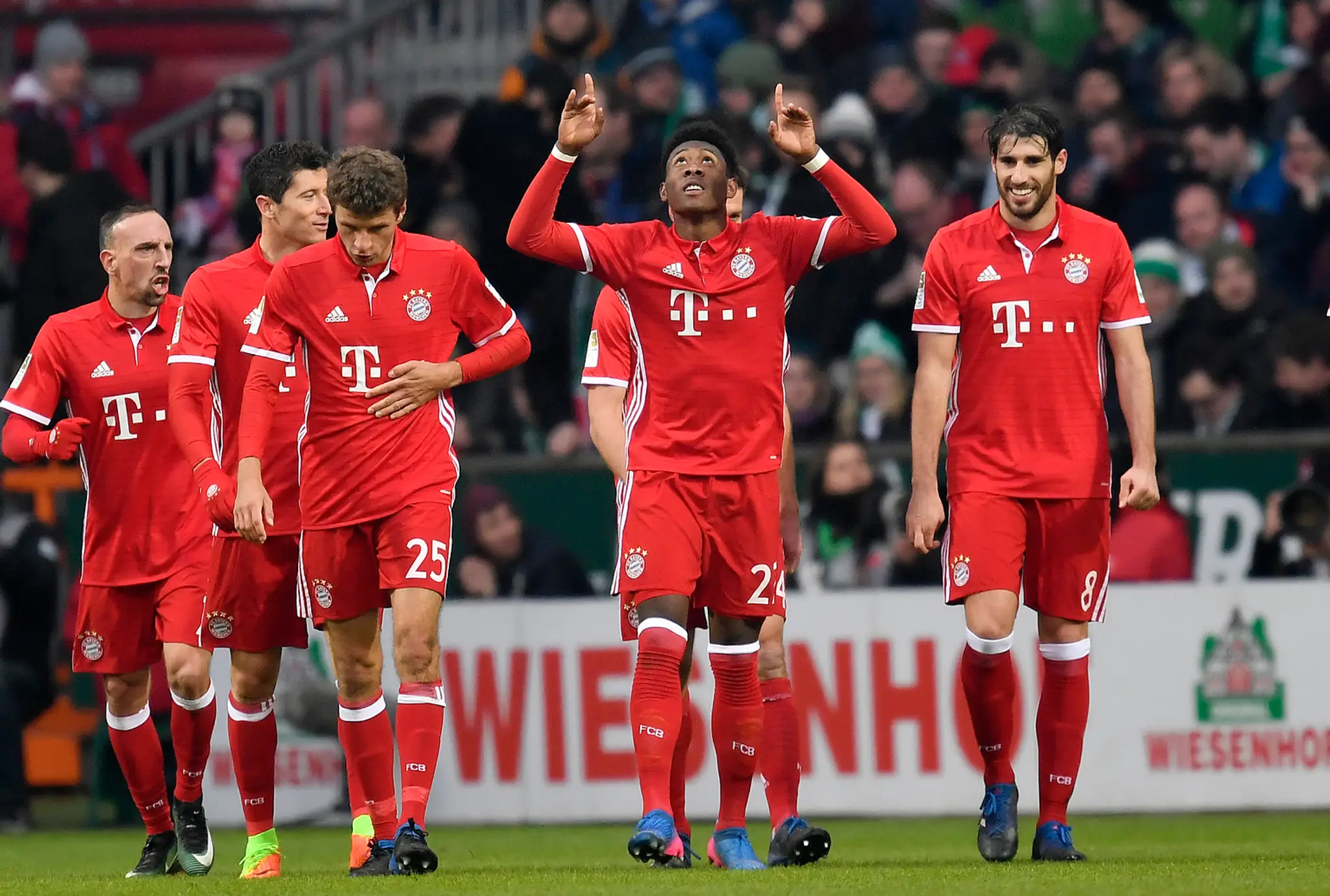 David Alaba s gestom do nebies oslavuje gól Bayernu v sieti Brém v dueli nemeckej Bundesligy.