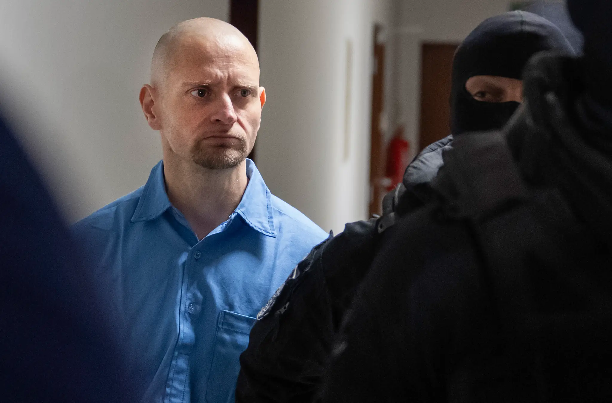 Na snímke vľavo obžalovaný Miroslav M. prichádza na súdne pojednávanie v sprievode Zväzu vojenskej a justičnej stráže v kauze objednávky vraždy novinára Jána Kuciaka.