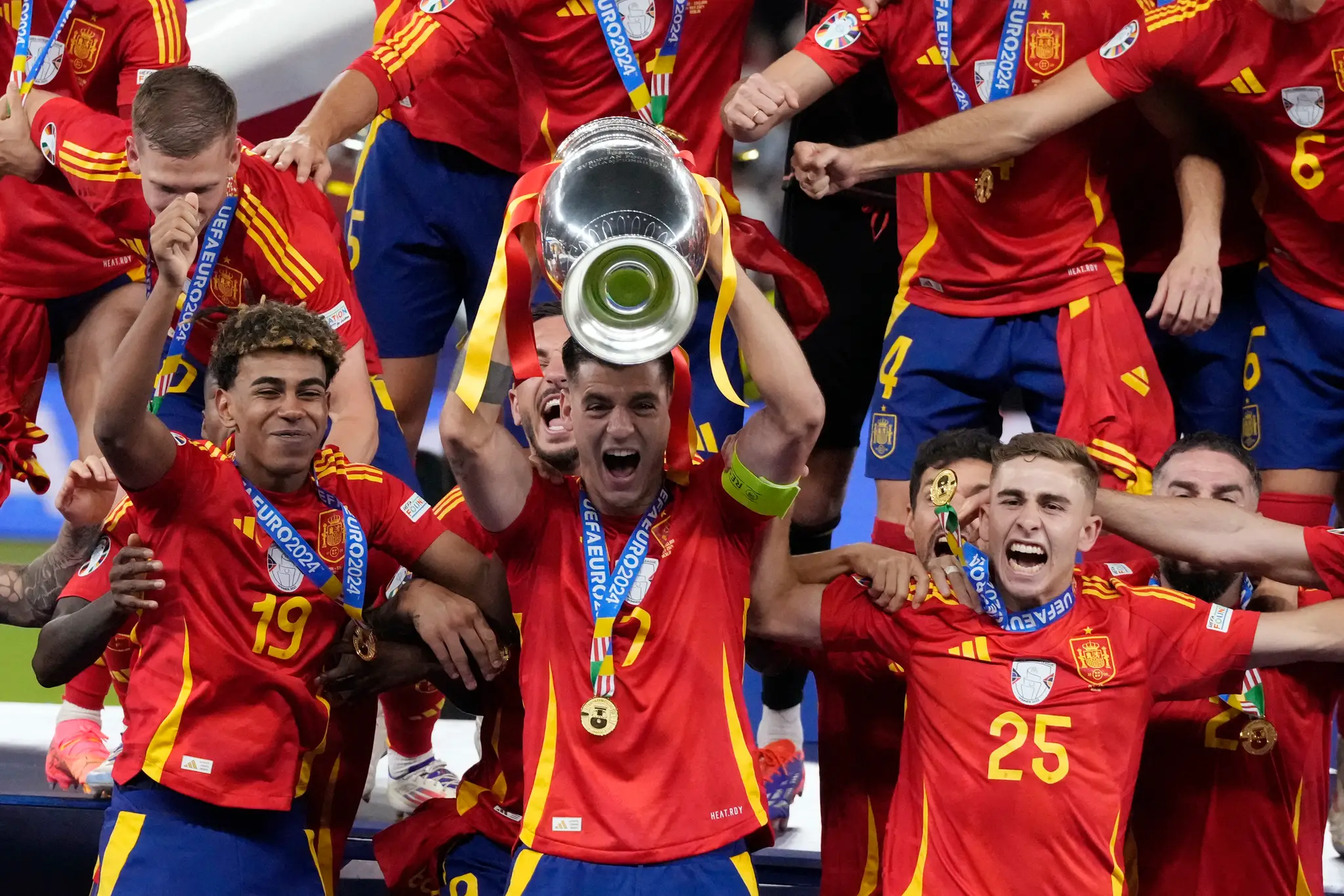 Kapitán Španielska Alvaro Morata dvíha trofej nad hlavu.