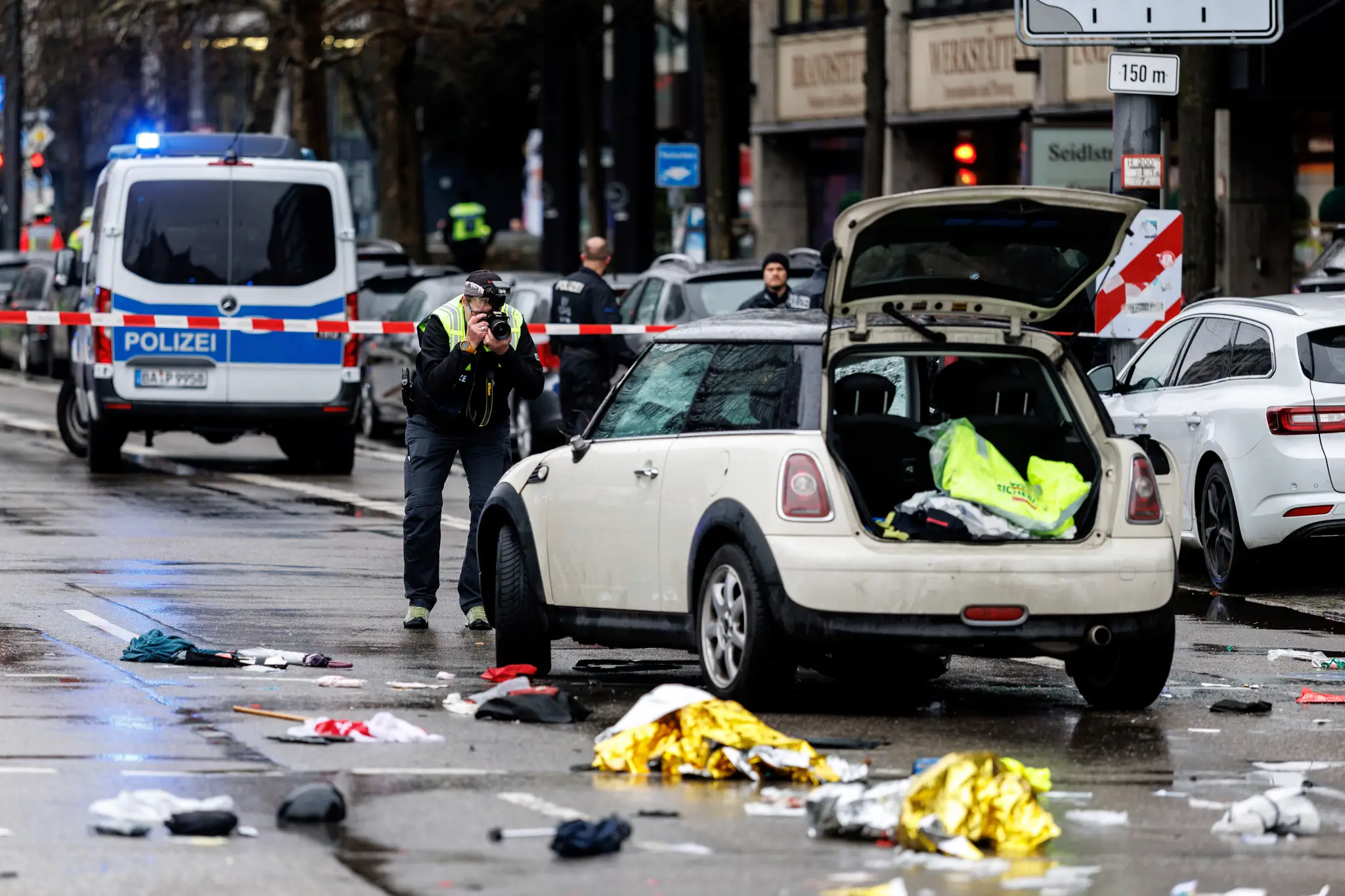 Policajti a záchranári zasahujú na mieste nehody po tom, ako auto vrazilo do davu ľudí v Mníchove..