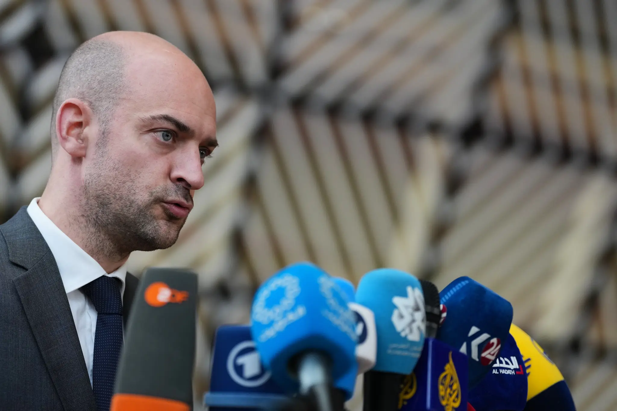 Francúzsky minister zahraničných vecí Jean-Noël Barrot odpovedá na otázky noinárov pred stretnutím ministrov zahraničných vecí členských krajín EÚ v Bruseli.