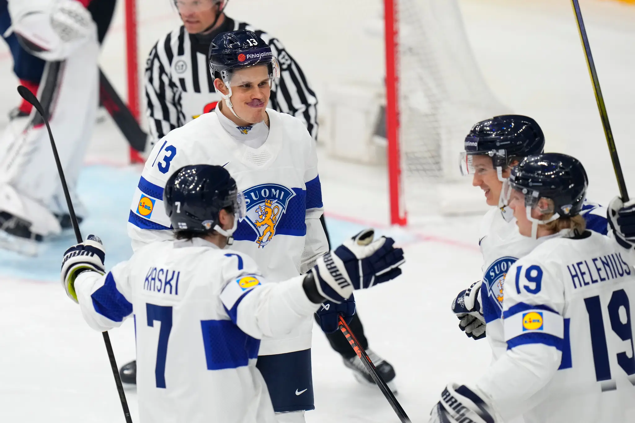 Na snímke druhý sprava fínsky center Oliver Kapanen oslavuje úvodný gól.