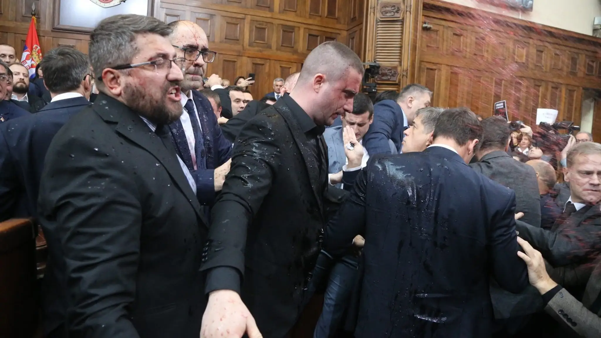 V srbskom parlamente sa strhla bitka medzi poslancami