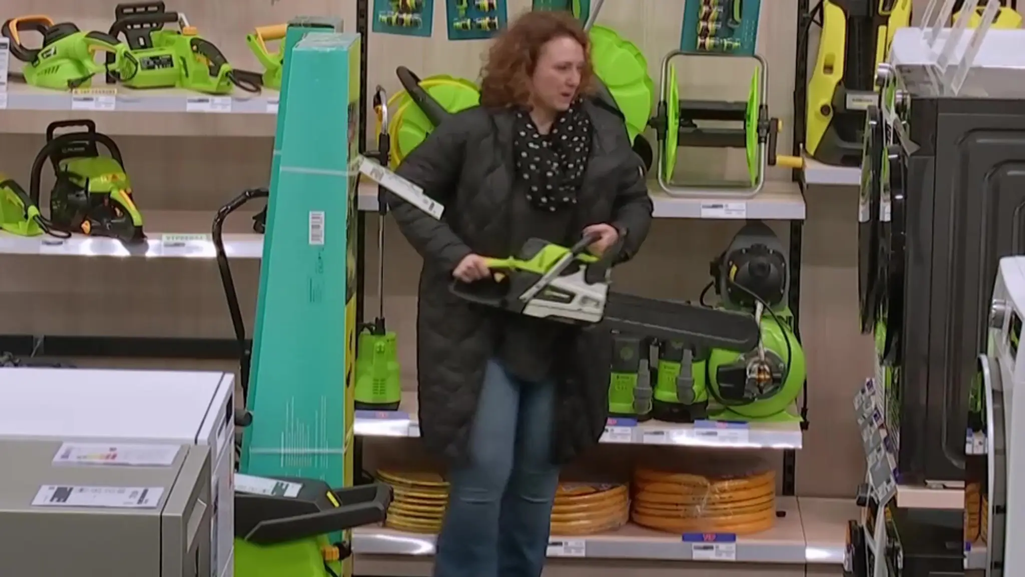 Zuzana Mauréry s motorovou pílou