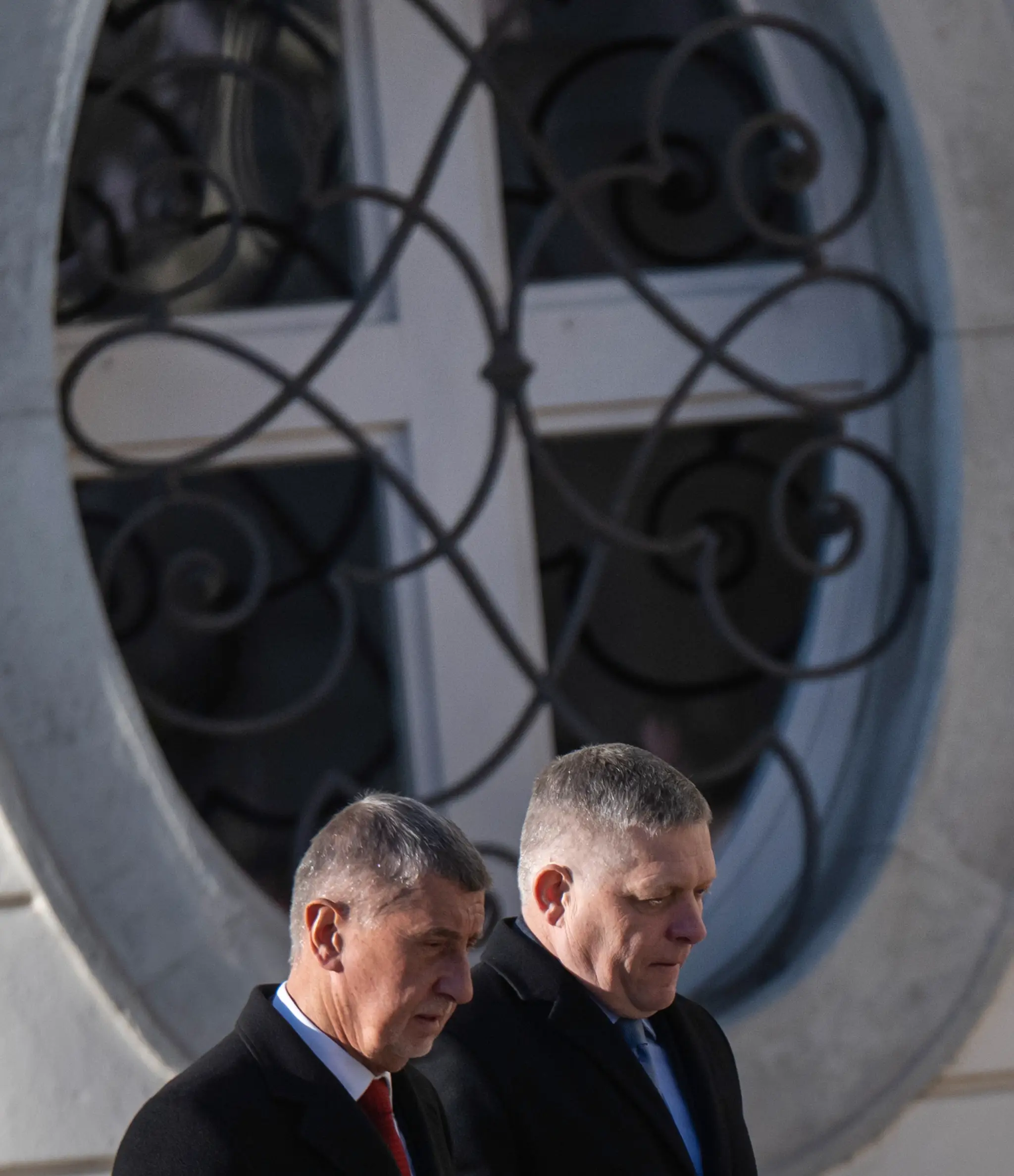 Slovenský premiér Robert Fico (vľavo) a český premiér Andrej Babiš (vpravo) kráčajú počas uvítacieho ceremoniálu v Bratislave.