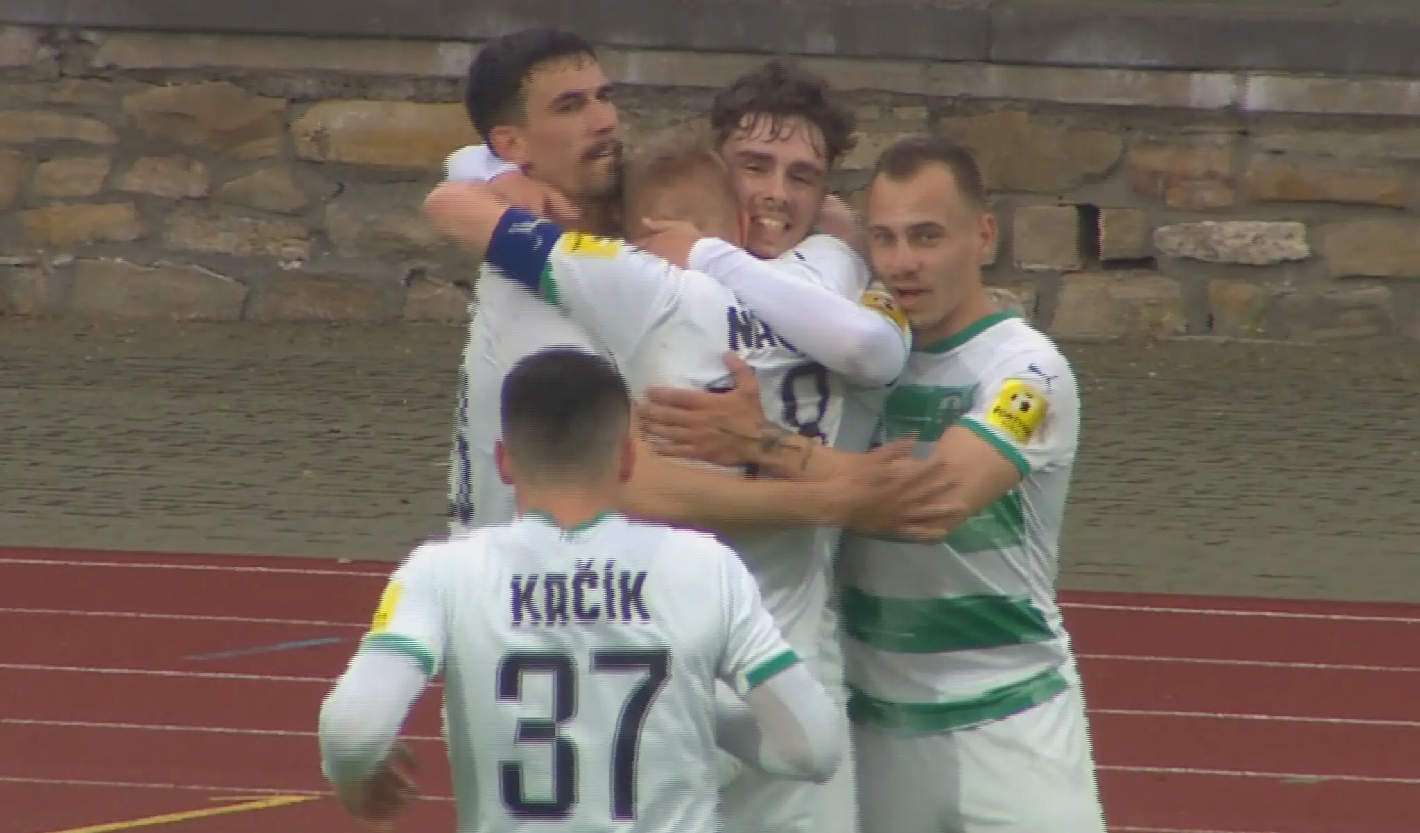 Andrej Fábry oslavuje so spoluhráčmi zo Skalice gól.