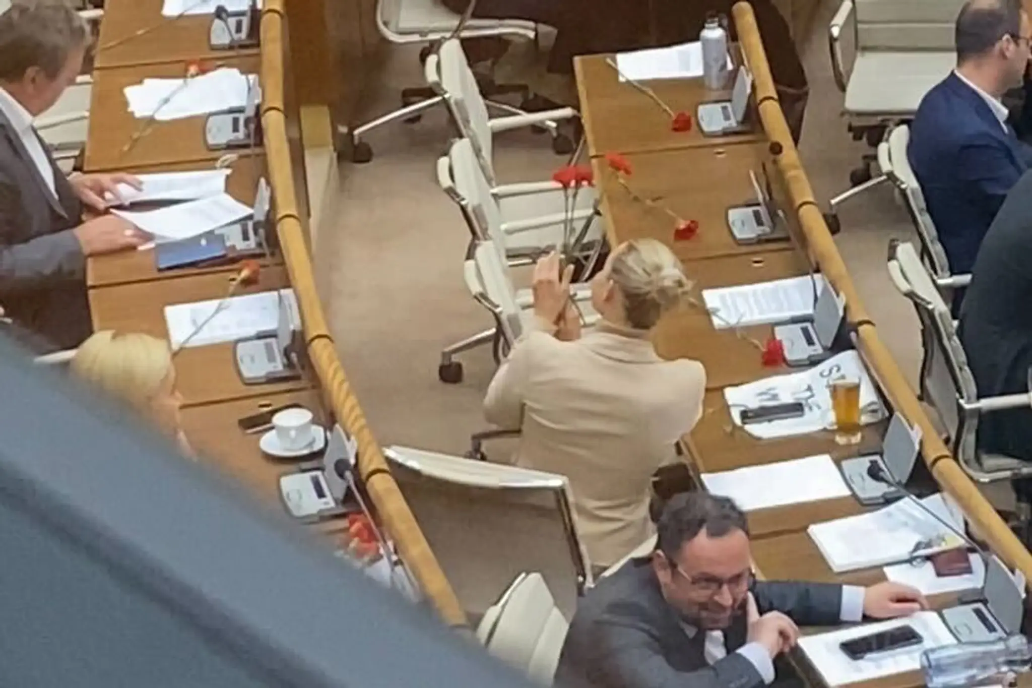 Matovič rozdával v pléne NRSR karafiáty.