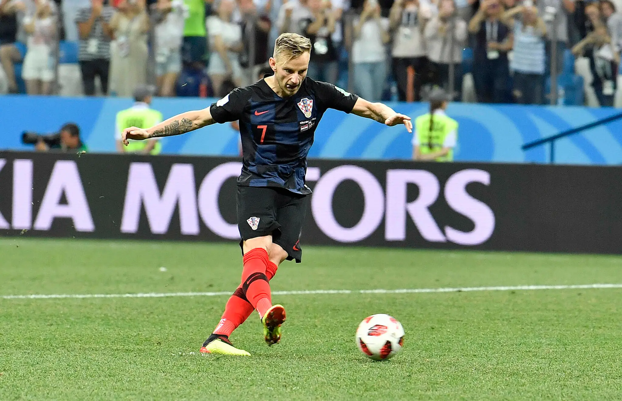 Záložník Chorvátska Ivan Rakitič v zápase s Dánskom na MS 2018.