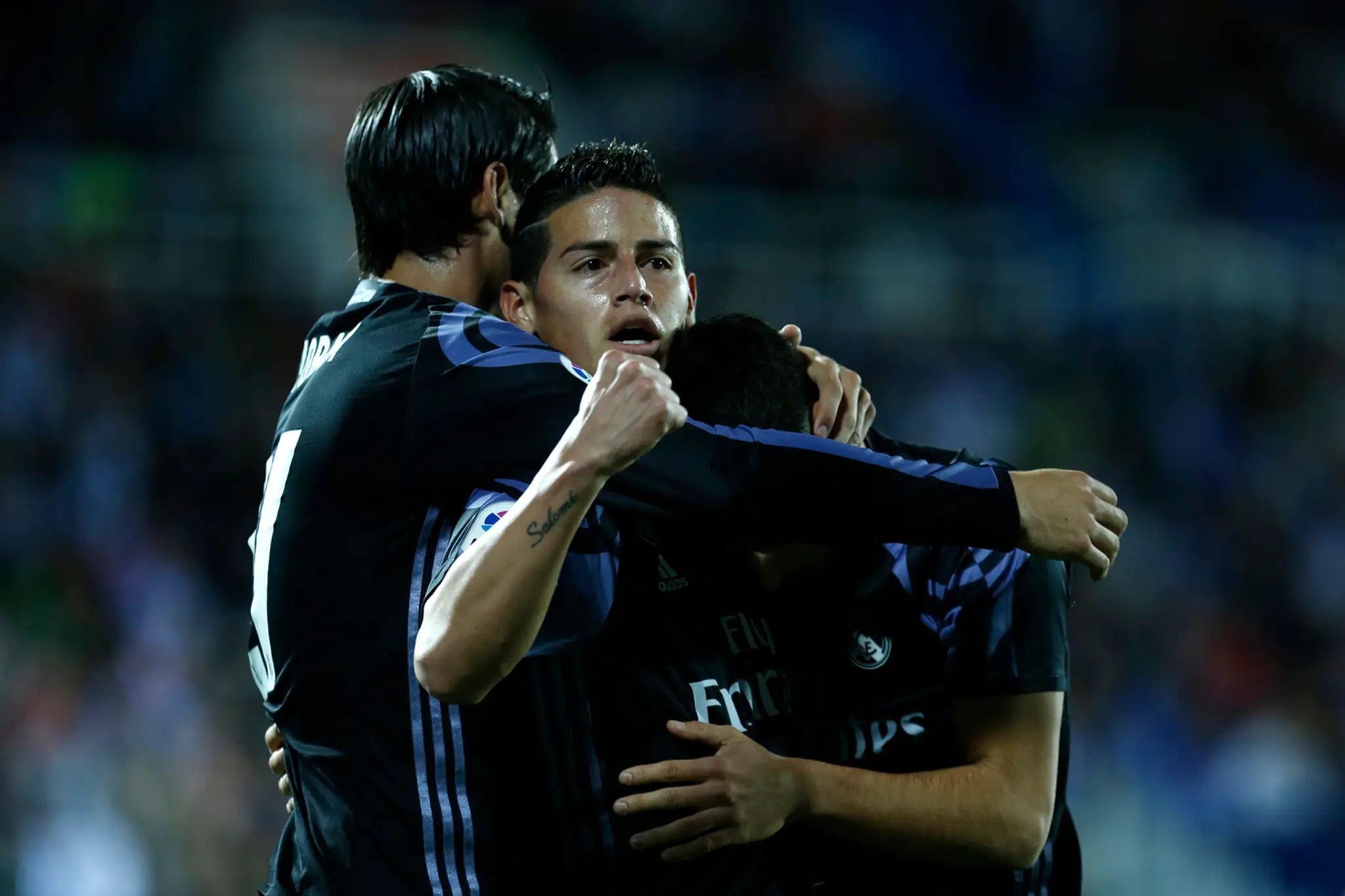 James Rodríguez (v strede) sa so spoluhráčmi z Realu Madrid raduje z gólu v ligovom dueli proti Leganes.