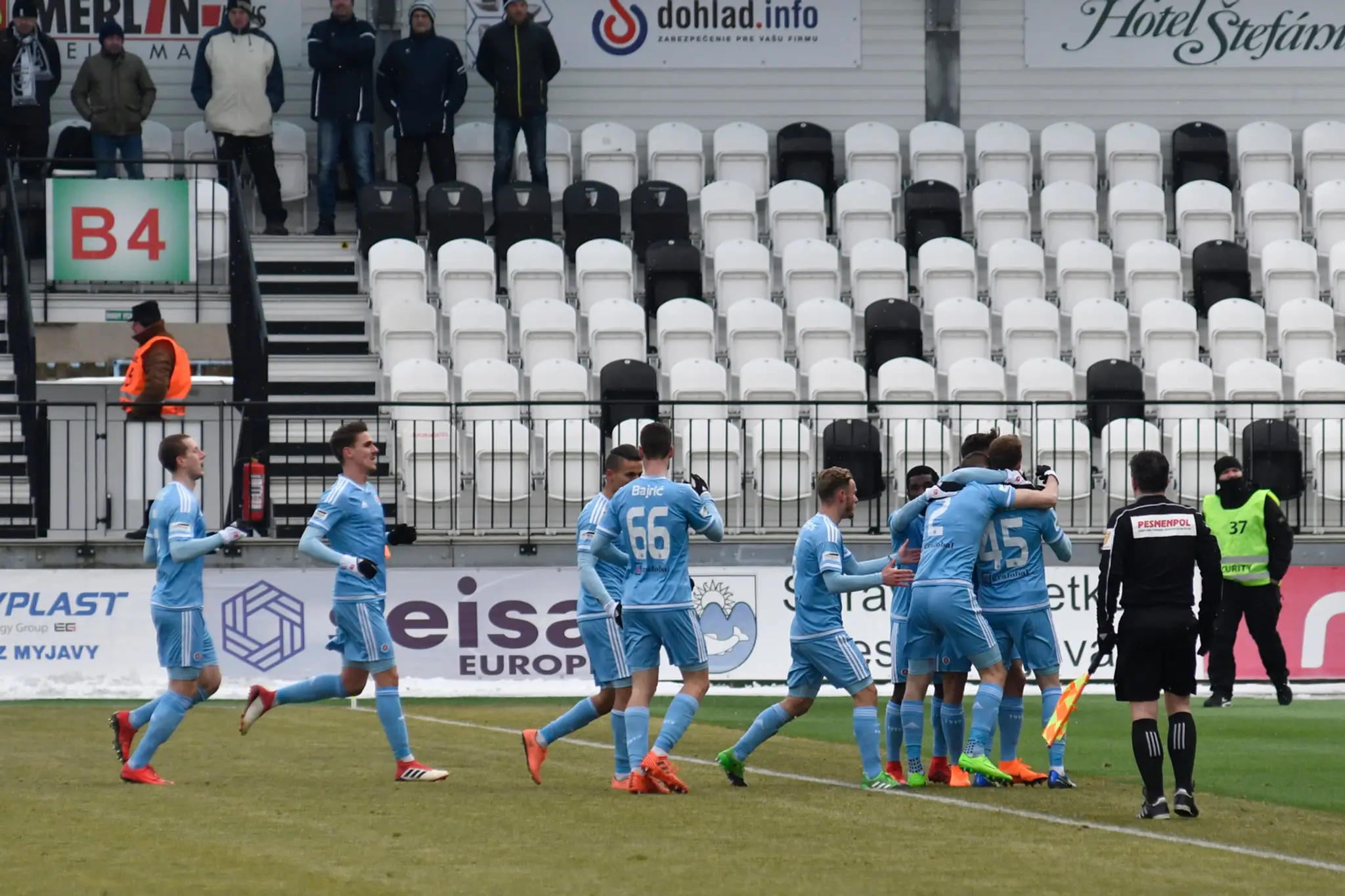 Na snímke hráči ŠK Slovan Bratislava oslavujú gól (archívna snímka)