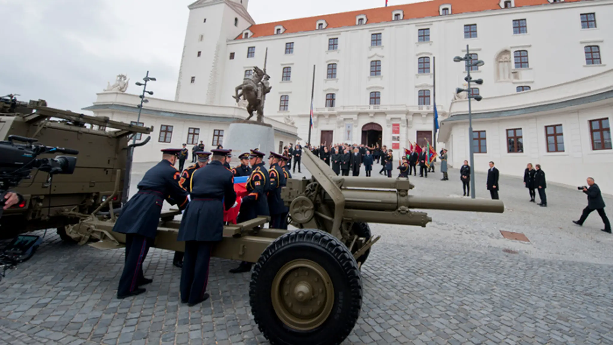 Príslušníci Čestnej stráže prezidenta SR nakladajú rakvu s ostatkami prezidenta Michala Kováča.