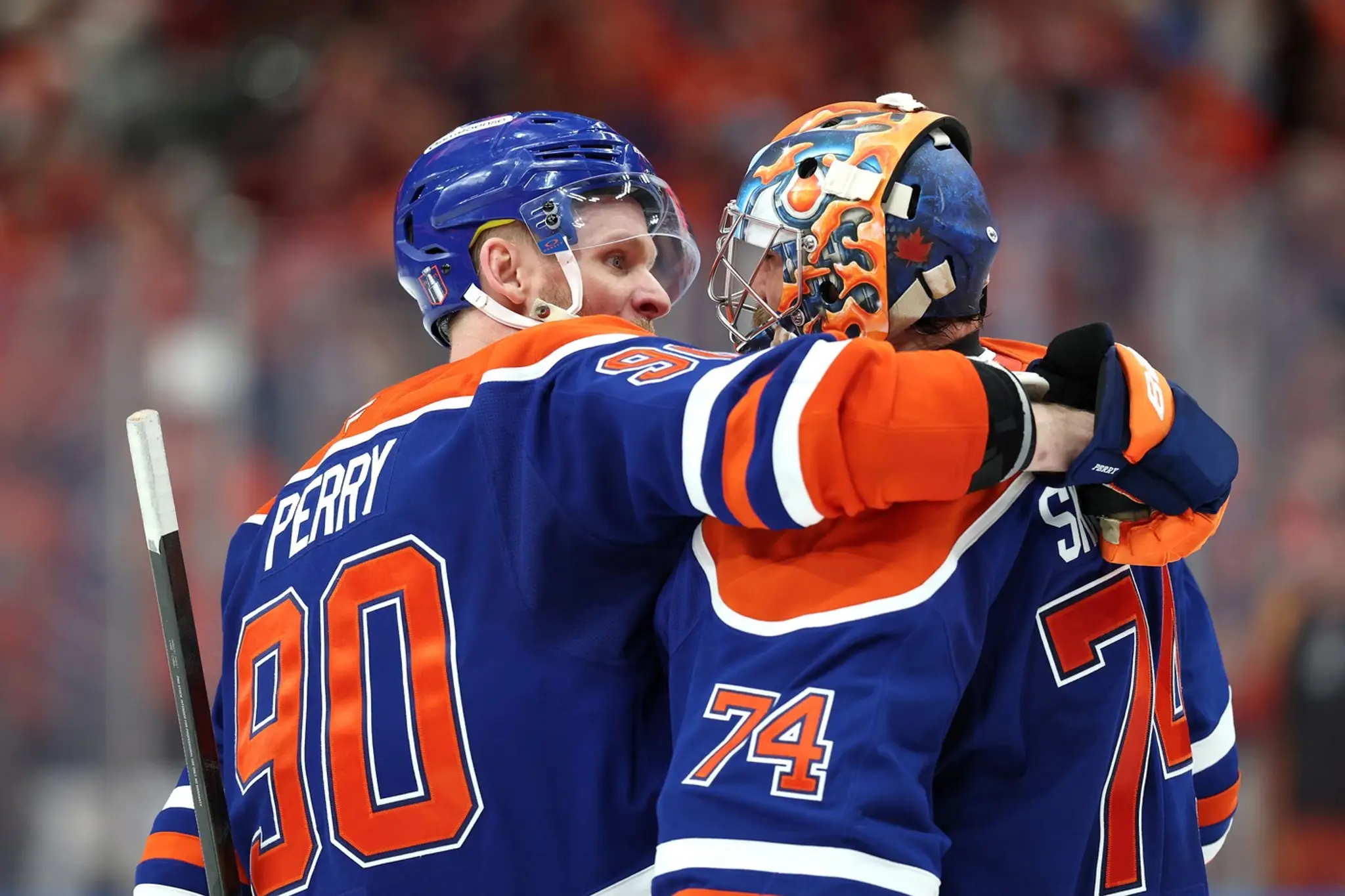 Hráči Edmontonu Corey Perry a Stuart Skinner