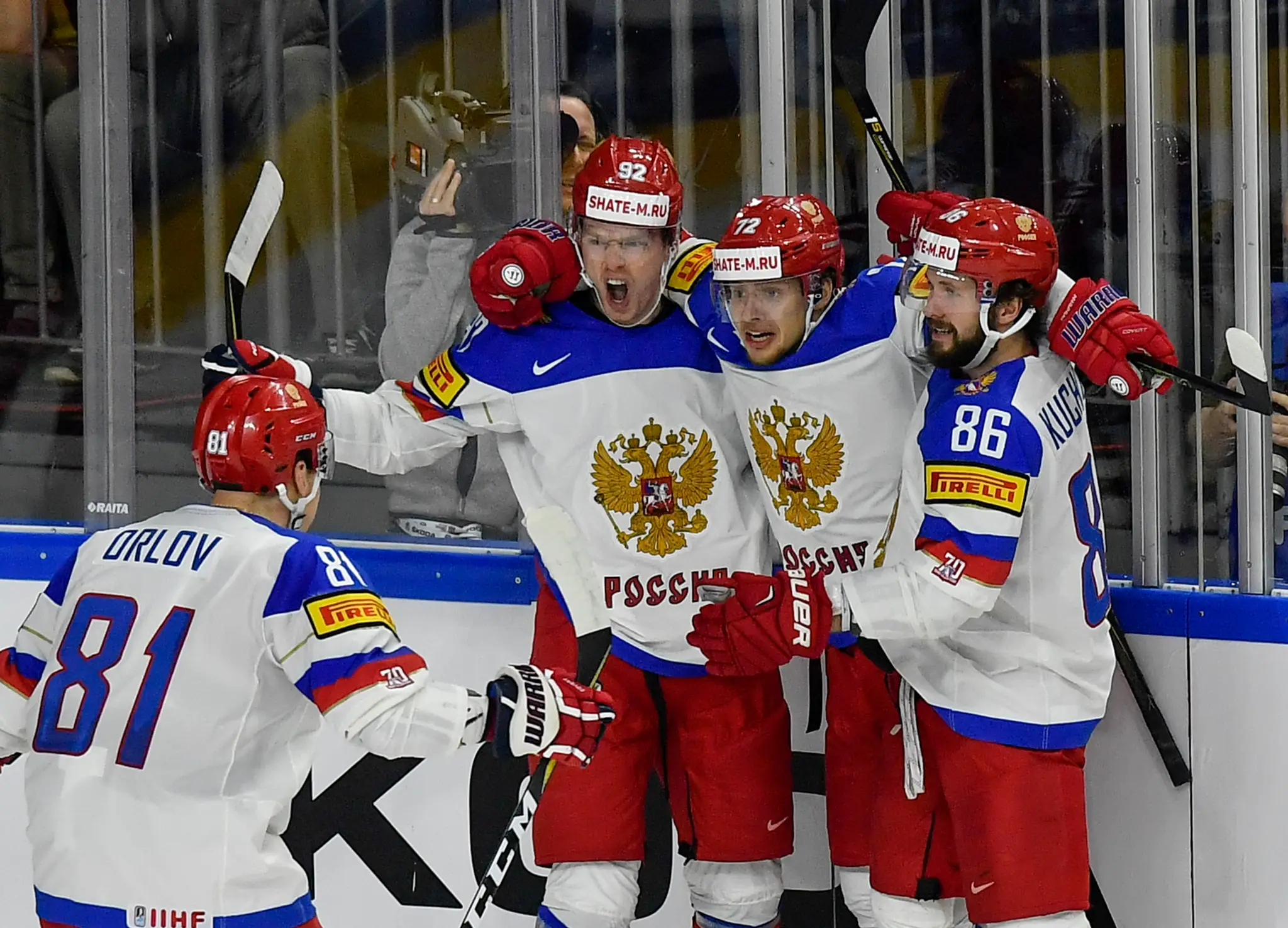 Zľava Dmitrij Orlov, Jevgenij Kuznecov, Arťom Panarin a Nikita Kučerov z Ruska oslavujú gól v semifinále MS 2017 proti Kanade.