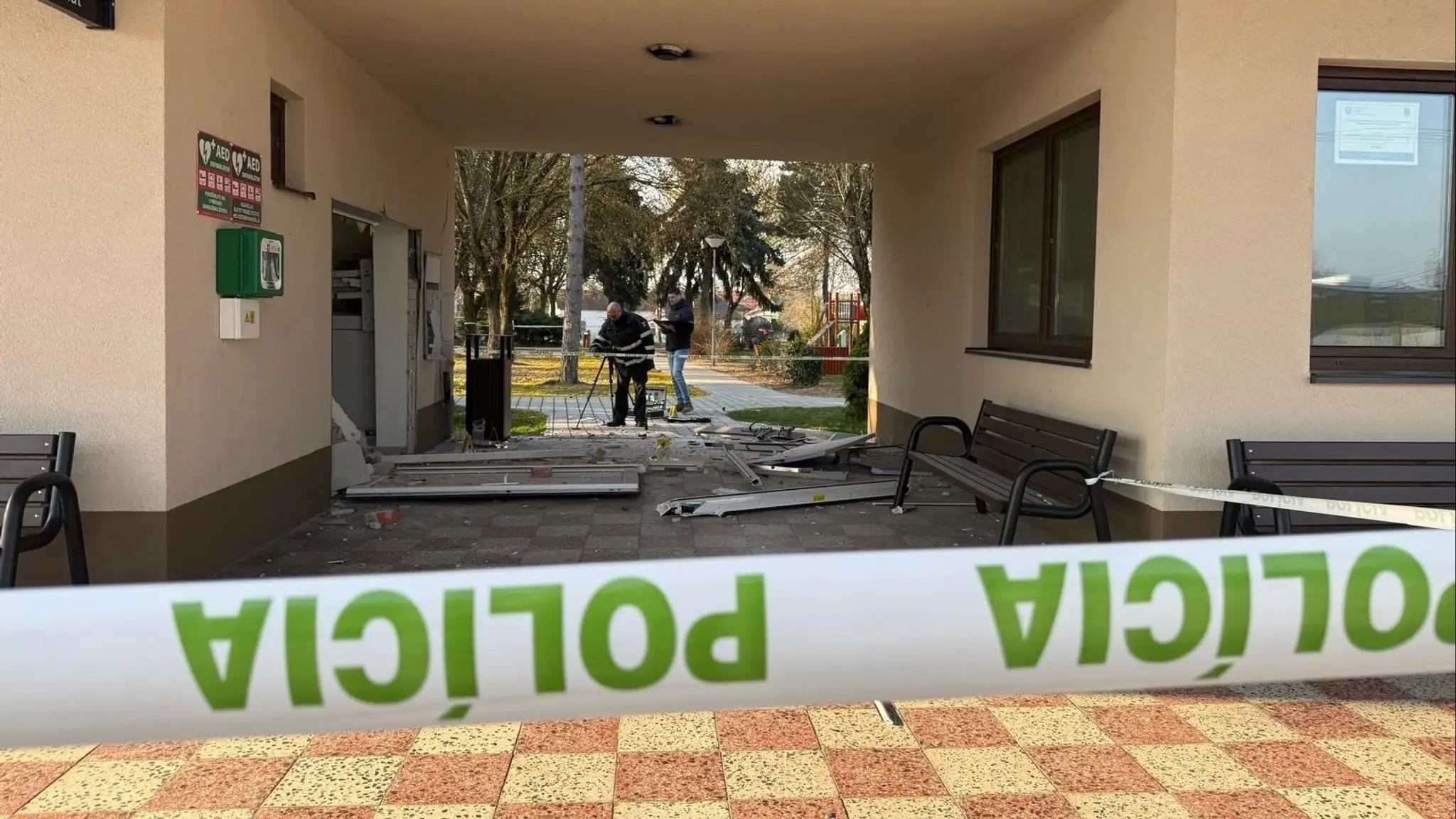 Na snímke polícia na mieste po výbuchu bankomatu v obci Dolné Saliby.