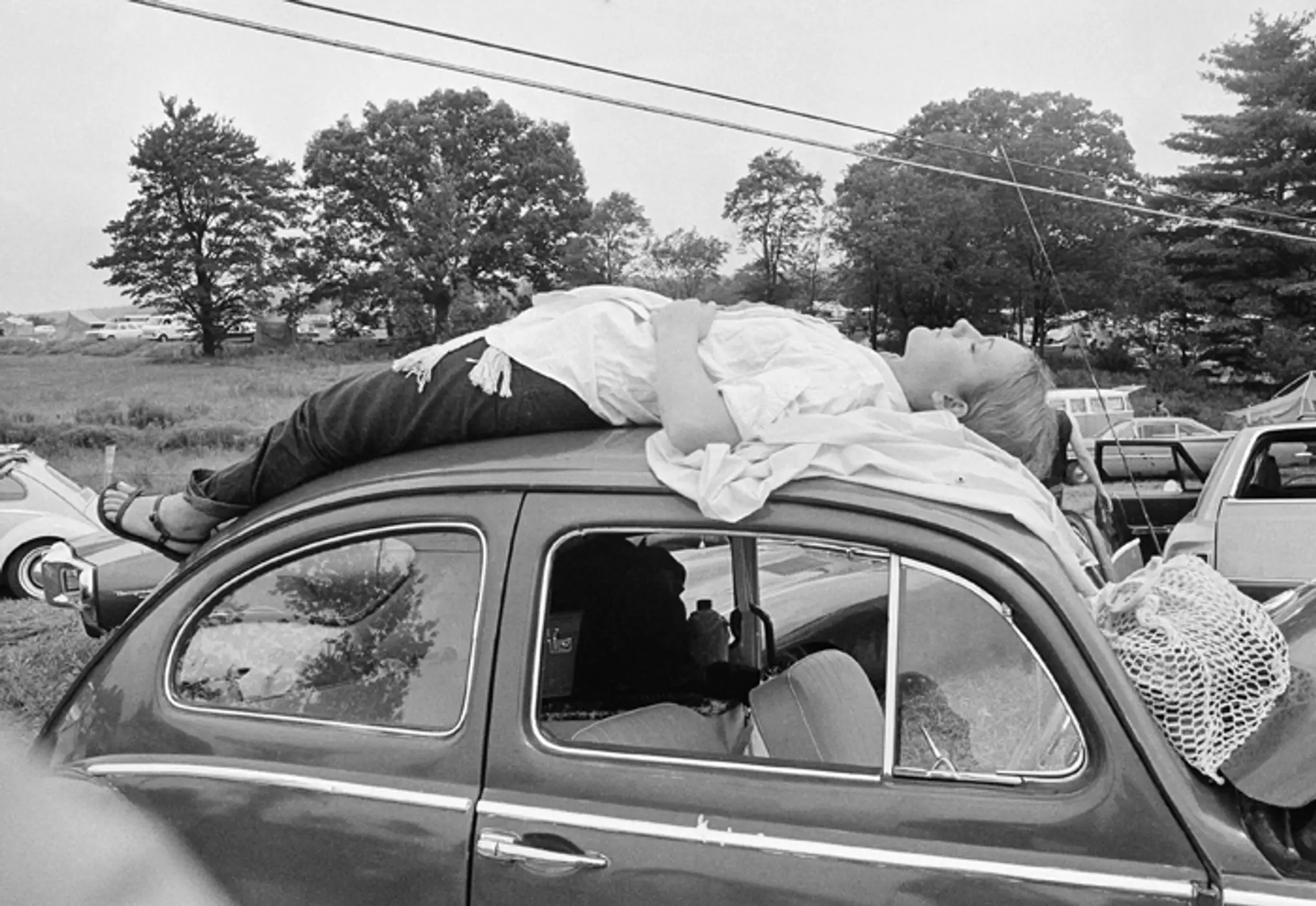 Jedna z účastníčok 1. ročníka festivalu Woodstock. (16. augusta 1969)
