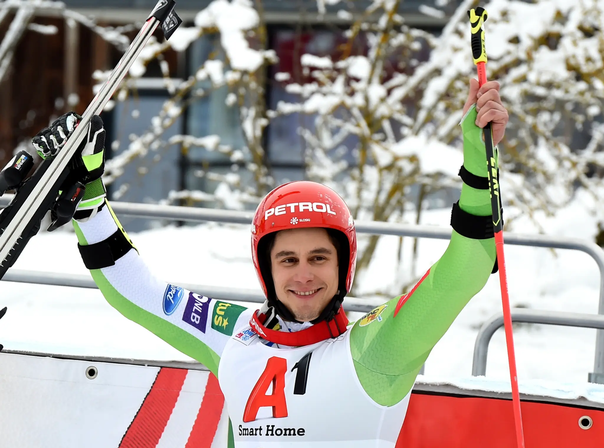 Alpský lyžiar Žan Kranjec oslavuje triumf v obrovskom slalome v Saalbachu-Hinterglemme.
