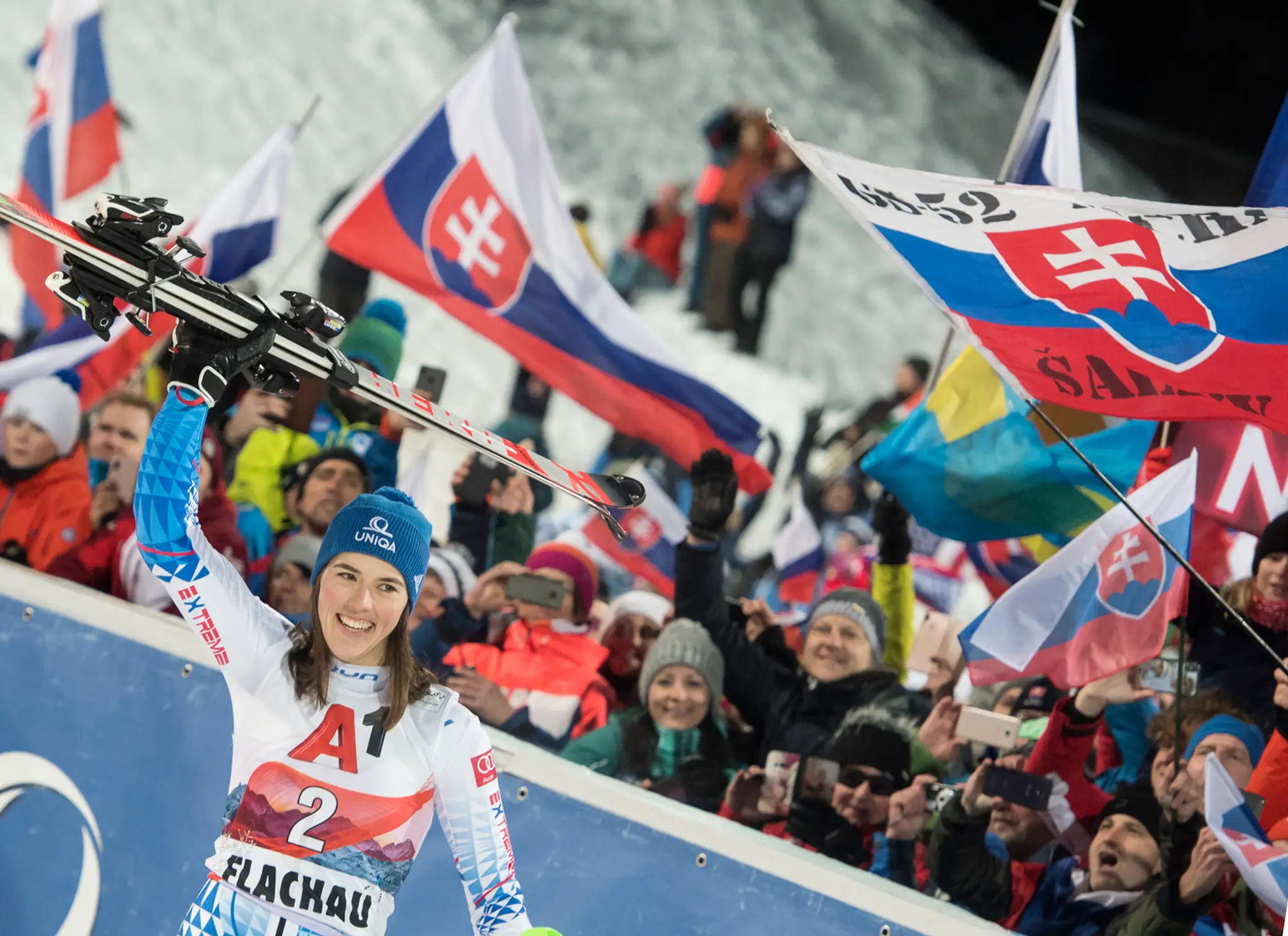 Alpská lyžiarka Petra Vlhová oslavuje triumf v slalome vo Flachau.