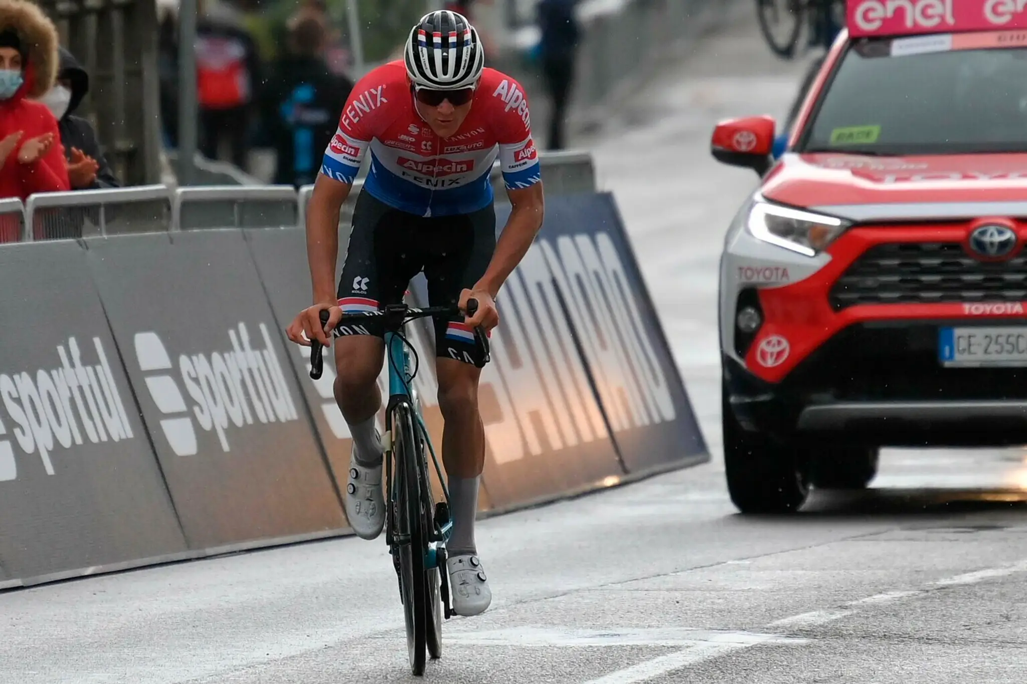 Mathieu Van Der Poel si ide po víťazstvo v piatej etape.