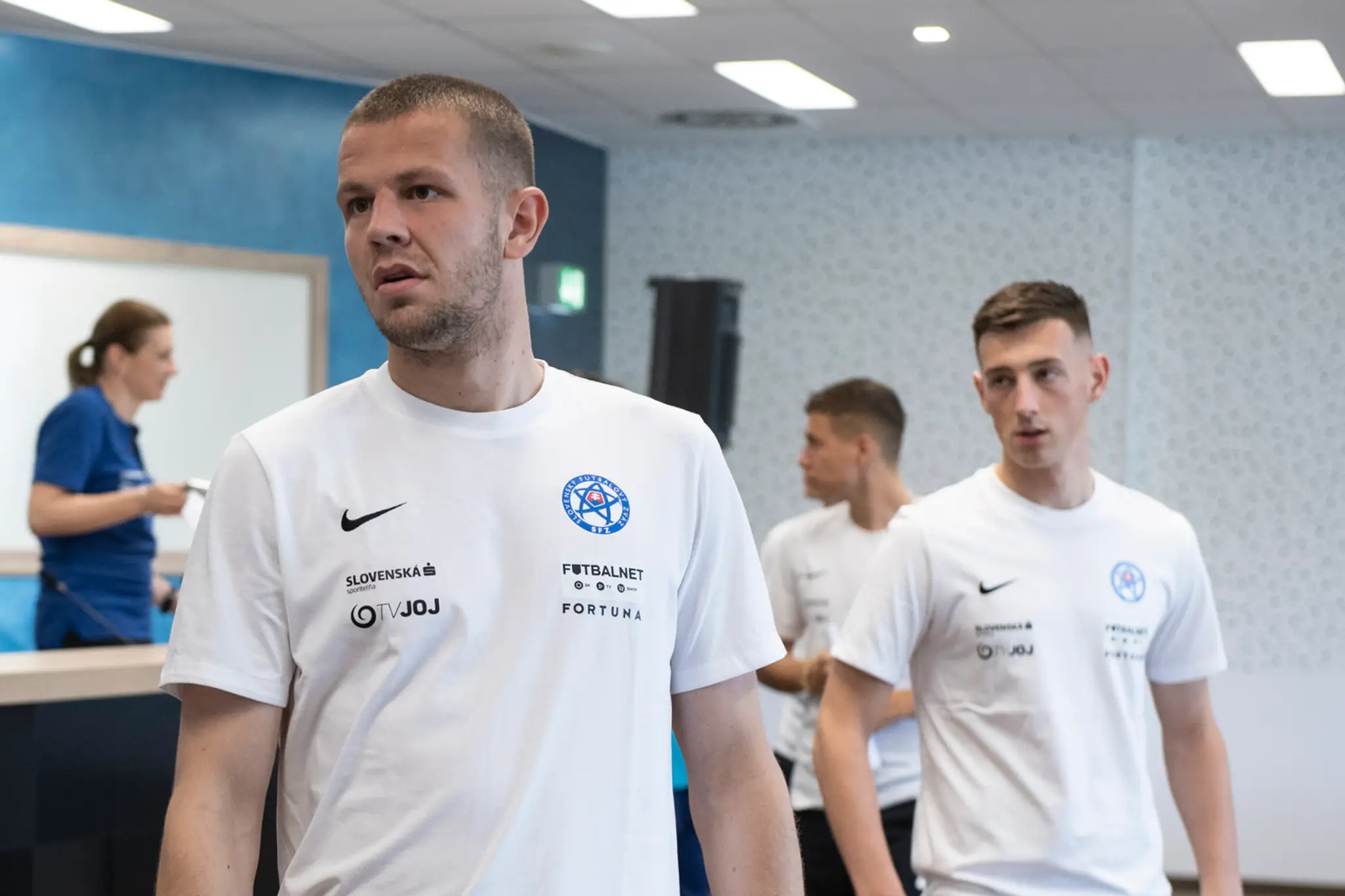 Zľava Samuel Mráz, László Bénes a Róbert Boženík na zraze slovenskej futbalovej reprezentácie.