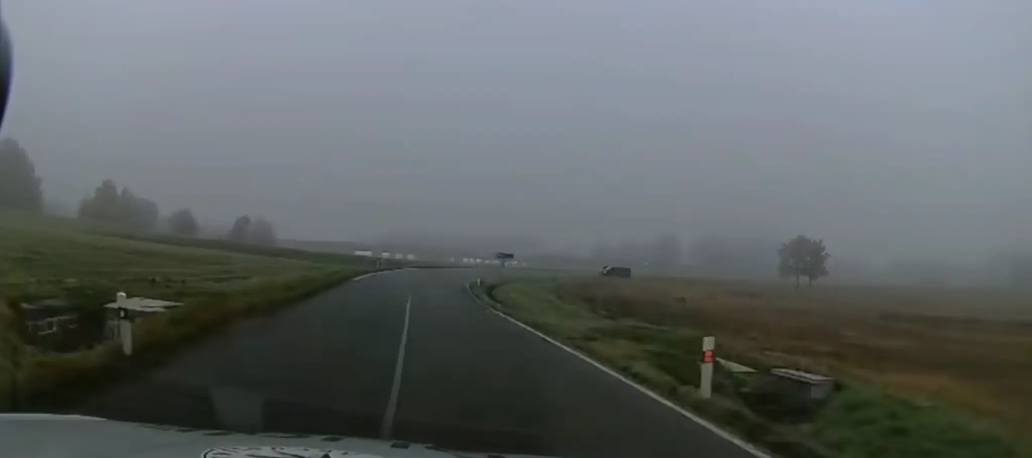 Dievčatko sa túlalo po ceste.