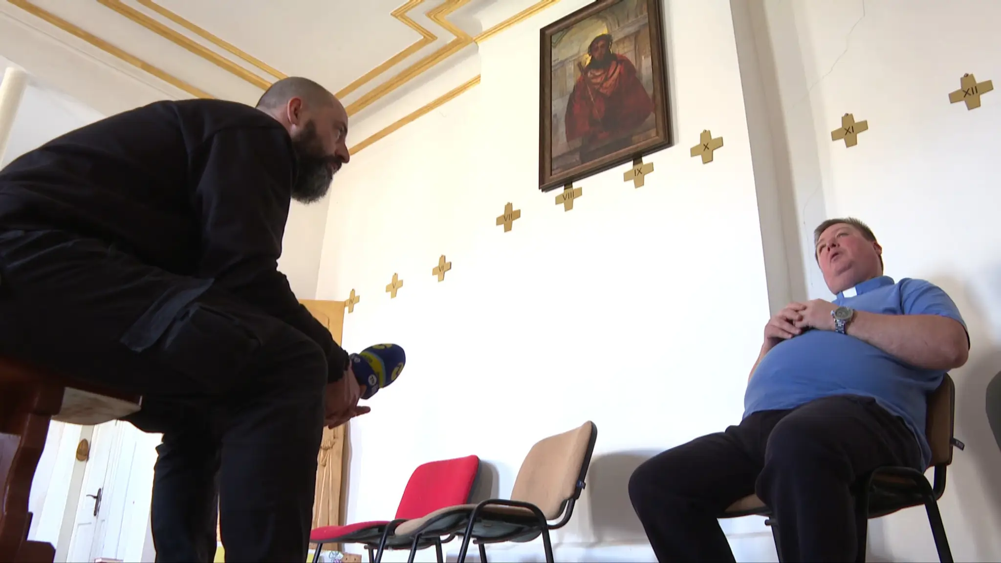 Vpravo Viktor, rímskokatolícky farár v Sloviansku.