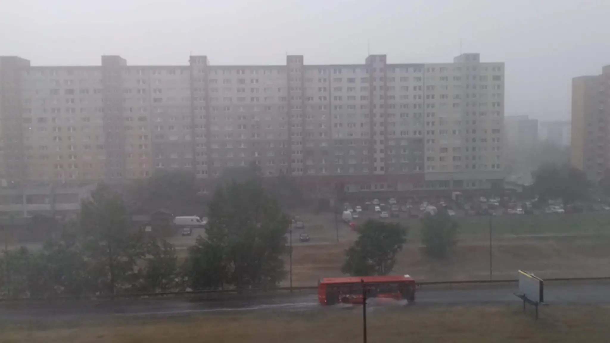 Situácia na D2 zo Stupavy počas búrky.